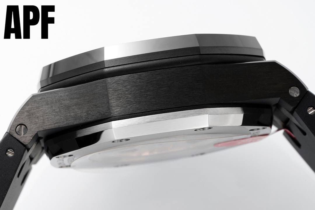 APF厂“新配色”爱彼皇家橡树离岸型26405系列陶瓷腕表 秒杀市面上所有版本“封顶之作 杜绝一眼假”在原有的基础上 潜心研发 突破壁垒 “打破原装封锁技术，同步原装独家计时码表款可松动头粒”使上手最大程度贴合手腕，大大提高了佩戴的舒适 同时也杜绝一眼假的尴尬处境。APF厂真正做到从每一个喜欢手⌚️的表友角度考虑 1. 表壳与圈口的选料，使用进口的氧化锆，无需任何颜料，以超高的压力与超高的温度锻造，形成超高密度的彩色陶瓷 2.采用最新CNC级别的打磨技术，将整个表壳的个个角度完美处理， 3.每颗六角螺丝都与表框处于同一平面上，不接受一丝一毫的凸显与凹陷，真正诠释了何为顶级复刻艺术 4.表盘以爱彼经典的大格纹为背景，层次分明的方格排列，经过完美打磨，将匠人的工艺体现的淋漓尽致 5.镜面采用双面蓝宝石镜片，天然橡胶皮带，6.机芯采用原装3126的计时机芯，十二位的小秒，6点钟位和九点位的12小时计时与30分钟计时，完美的还原了原版的所有功能，每块手表APF厂都经过人工QC确保机芯的稳定性，真正做到无可挑剔 欢迎各位 表友鉴赏💯🔥