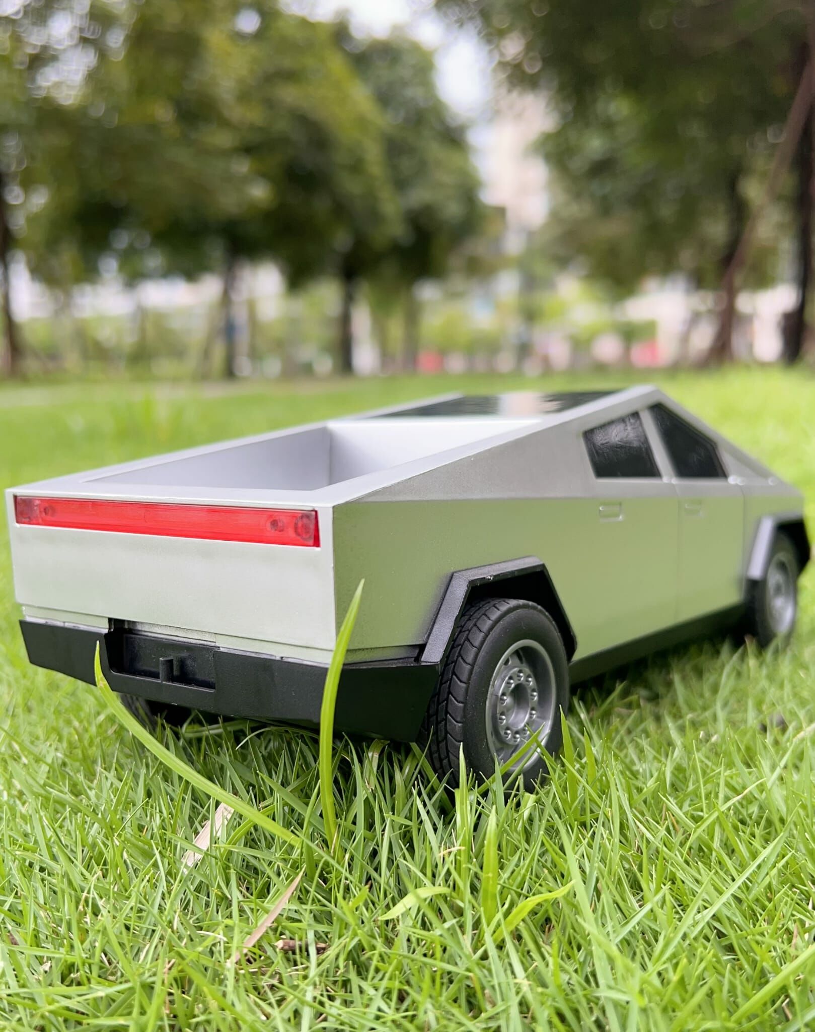 Tesla Cyber​​ Truck 同款科幻電動遙控車- 1件 現貨