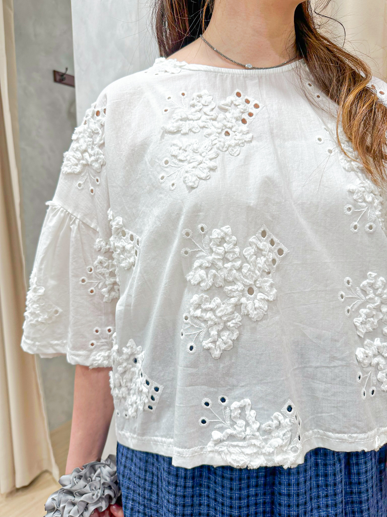 極精緻～立體刺繡通花小露背罩衫 BK0001 - 白色 WHITE