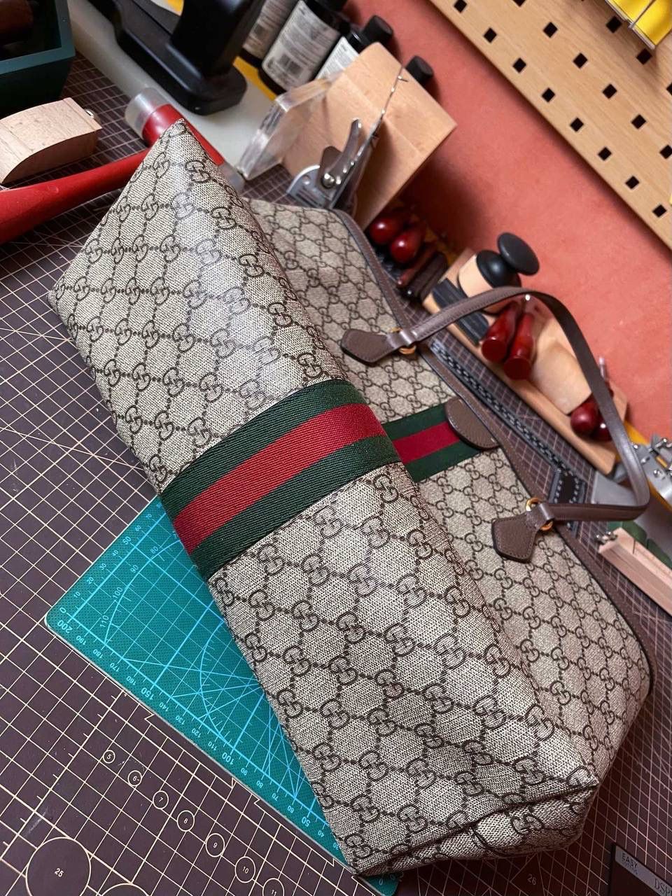 🔘ophidia系列中号gg购物袋（可自由出入专柜） 回顾近几年当红的购物袋不难发现多数都是以简约设计为主，简单但又百搭，ophidia系列的购物袋就能应变千变万化的时尚风格，利用红绿织带来点缀低调质感的外观，添加独特性及辨识度。包身皆是以柔软的正厂同源皮革制成，做工细节十分精致，不输zp，版型做工都经得起推敲，正厂超细纤维衬里麂皮，纤维结构紧密，不轻易起球，耐磨性强。我们超强工艺背景下满足的性价比能让更多宝宝毫无负担的拥有它，大容量的设计也能满足重视功能性的你们‼️ 尺寸：38x28x14cm 🔍款号：631685