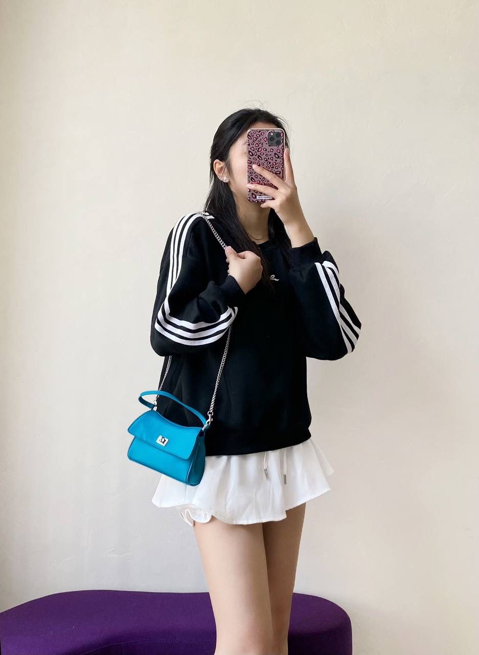 爆款🔥仅剩少量❗️ ba1enciaga rodeo nano 蓝色🩵 巨巨巨可爱的小rodeo 有没有拒绝不了包包变成小废包大小的姐妹！ 真的超级无敌cute，尖叫中～～ 但是，我想说的是，人家可不说小废包 它是可以装下iPhone pro的超实用mini bag📱 (plus不行哈🙅🏻‍♂️) 手提着出街就像拎着个小挂件 还有链条肩带可以肩背⛓ 家里有小千金的话 mini包还能和宝贝女儿共享🩷🩷 画面不要太治愈☺️☺️ 必须zp开发的啦，所有细节正确且对版哈！ 16×9.9×4.5cm819429m