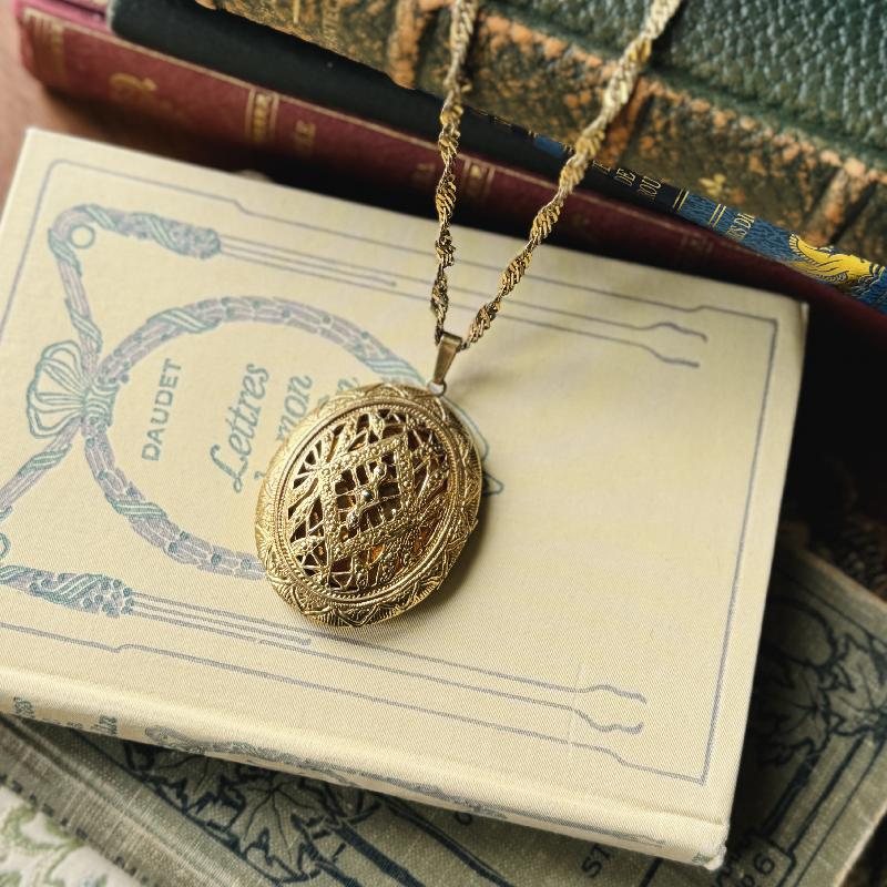 VINTAGE AVON C.A. 1960-70S Large Cutout Filigree Style Locket Pendant Necklace with Elegant Twisting Chain (MT2083)