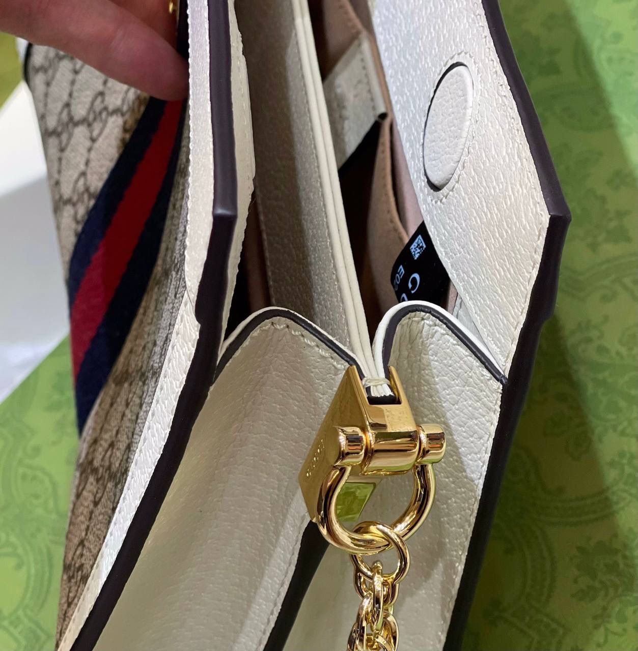 ✈️✈️✈️🔥爆款𝐎𝐩𝐡𝐢𝐝𝐚 信封包# ▫️型号：503877（原厂皮） ▫️尺寸：26*17.5*8cm 销量王👑经典高级人造帆布配以嵌花织带条纹，彩用白色皮革滚边，前面采用椭圆形皮革标签，配以金黄色双GG五金，以磁扣安全闭合，有两个隔层，容量大，链式肩带的搭配。整款包包打开像扇形，很有美感，难怪它在市场很烫，很抢手🔥🔥