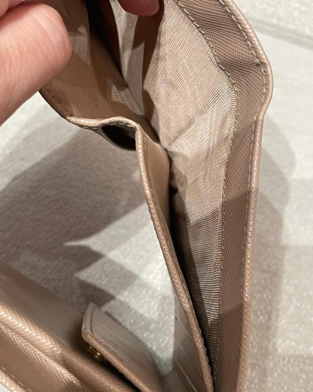 Prada wallet 十字紋牛皮 100%Authentic ,95%new✅盒