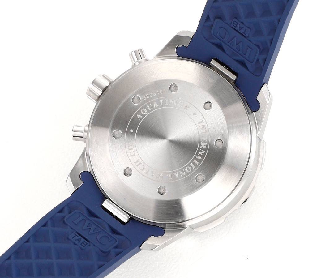 IWC万国海洋计时系列，一款直正潜水与计时融合的腕表。超高的颜值 具备「背景照明」的旋转式潜水外圈。多功能外圈里面是4毫米阔的蓝宝石玻璃圆环，底部有印花及涂上浓缩的Super-LumiNova®夜光涂层。粗犷的时标和刻度，并覆有银光涂层，在昏暗的环境中发出光芒，让时间时时掌握。材质： 316L精钢 直径： 44毫米 机芯：Asia-7750机芯🔥