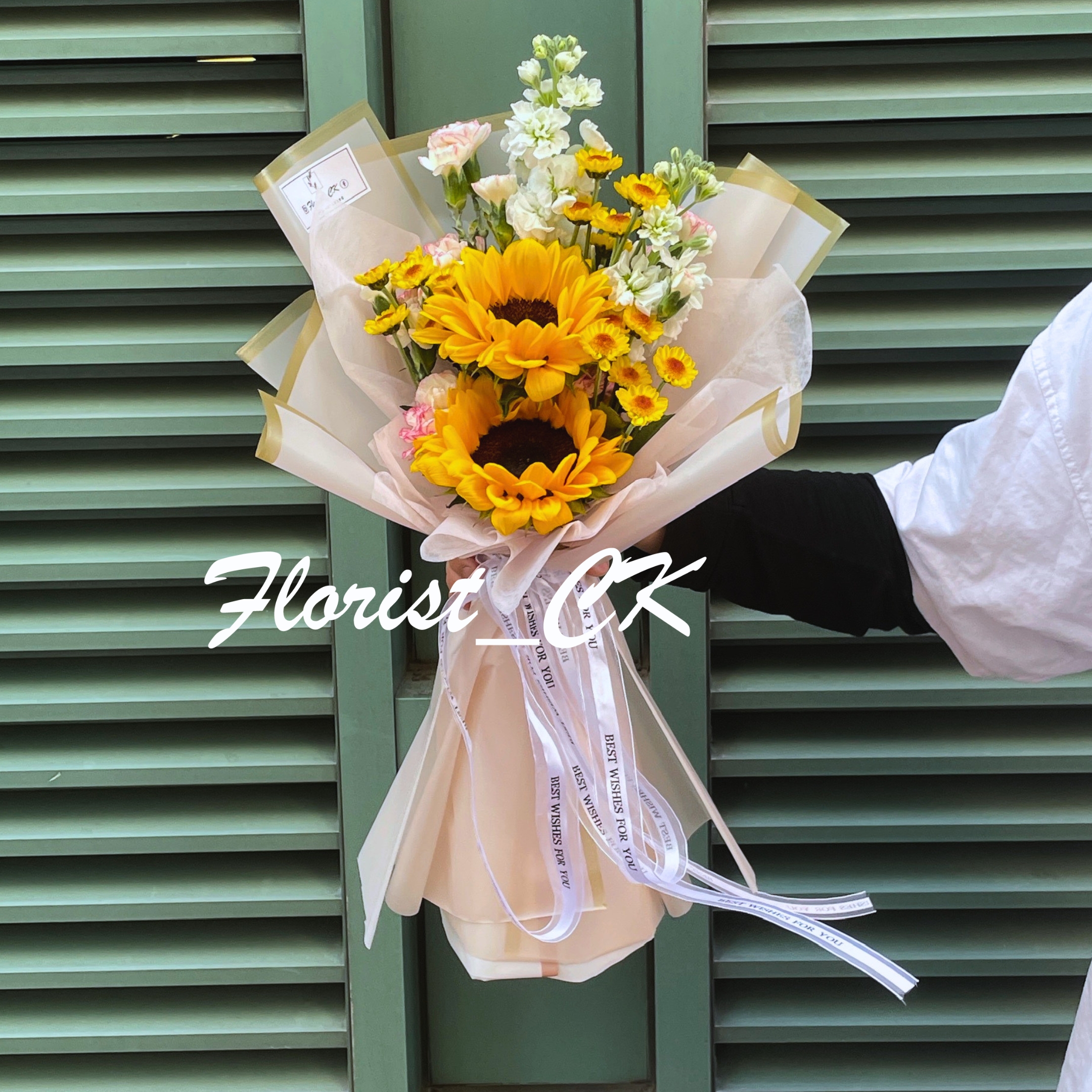 【2026 畢業鮮花推介】Solène Grace 金邊玫瑰粉花紙款｜向日葵鮮花花束 (預訂款)