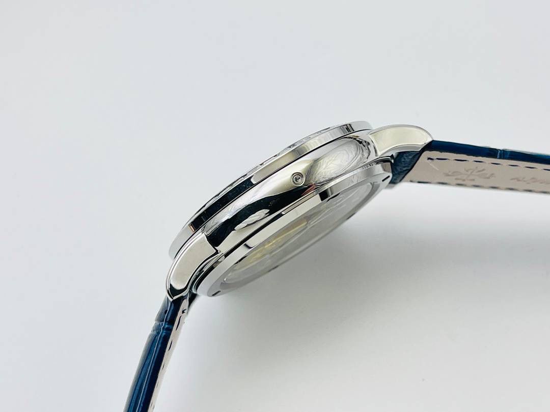 V4升级版 市场最高版本 功能跟正品一样 百达.翡丽星空升级终极版！升级细节： 1⃣️做到了跟正品满天星自动转的功能！ 2⃣️升级日历的排法和正品一样的顺序！ 3⃣️直径42毫米，厚度11毫米！ 4⃣️最大亮点：百达.翡丽星空里的月亮会根据天空上的月亮变化而变化！根据天空上的月圆月缺搬（初一月弯弯初十五月圆）到手表上了！