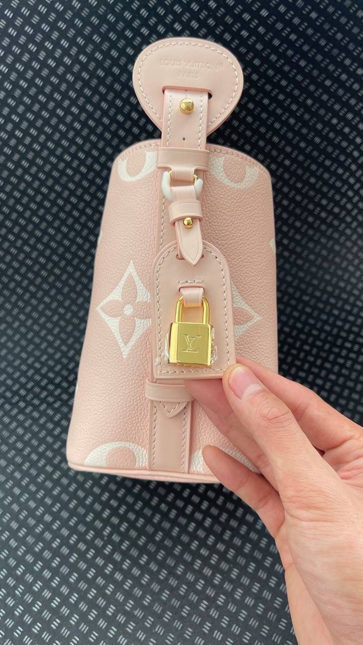 LV ALL IN BB粉色👜✨ 来看包型的变化 自身的功能真的非常吸引人！ 首先包包自身本来就有4种的形态随你变换！！ 蝴蝶结你想放在哪儿都能给你设计明白，allin就是容量足够大，出门旅行你想拿什么都能给你装好！！ 简单的水桶包型，把包身两侧的挂钩连起来，还可以 get一只“菜篮子” 前后再捏起来，它还可以变成一只可爱的小福袋， 真的好神奇！😍😍