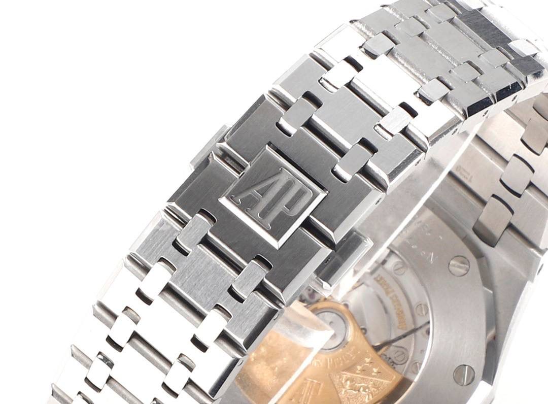 APS一体3120 最强"钢王"壳套特点 1、与原版一致:直径41毫米和厚度 9.8毫米 2、APS版的15400是市面上唯一能与原版各部件互换通用的版本，表壳所有结构位置和装配方式与原版一致 3、表壳表带细腻的拉丝且不会锋利的工艺更突显出APS一直对细节的一丝不苟 4、表带头粒连接表头处与正品一致的活动头粒设计 5、表扣的开关质感与各部位的雕刻工艺均与正品一致 6、APS版的15400兰色字面做工与颜色和正品放在一起几乎毫无色差 7、机芯方面完美复制原装3120机芯，真正的无卡度一体机芯，不再是9015加甲板