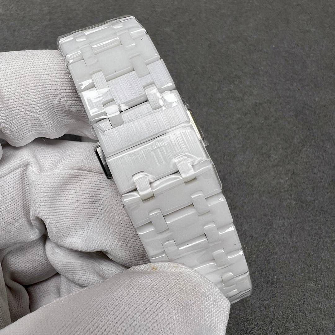 新品AP26579白陶瓷，皇家橡树系列在“Grande Tapisserie”大格纹装饰表盘上，日期、星期、月份、月相，和四个眼睛的位置与原装同步，（区别普通版本四个眼镜紧缩在一起）并以真实的月球图像显示天文精确月相，形成鲜明对比，直径41mm，复刻一体机5134自动上链机芯，厚度10.5mm（区别市面普通版本14mm ）所有功能真实可用，更薄 更像 ！🔥🔥💯