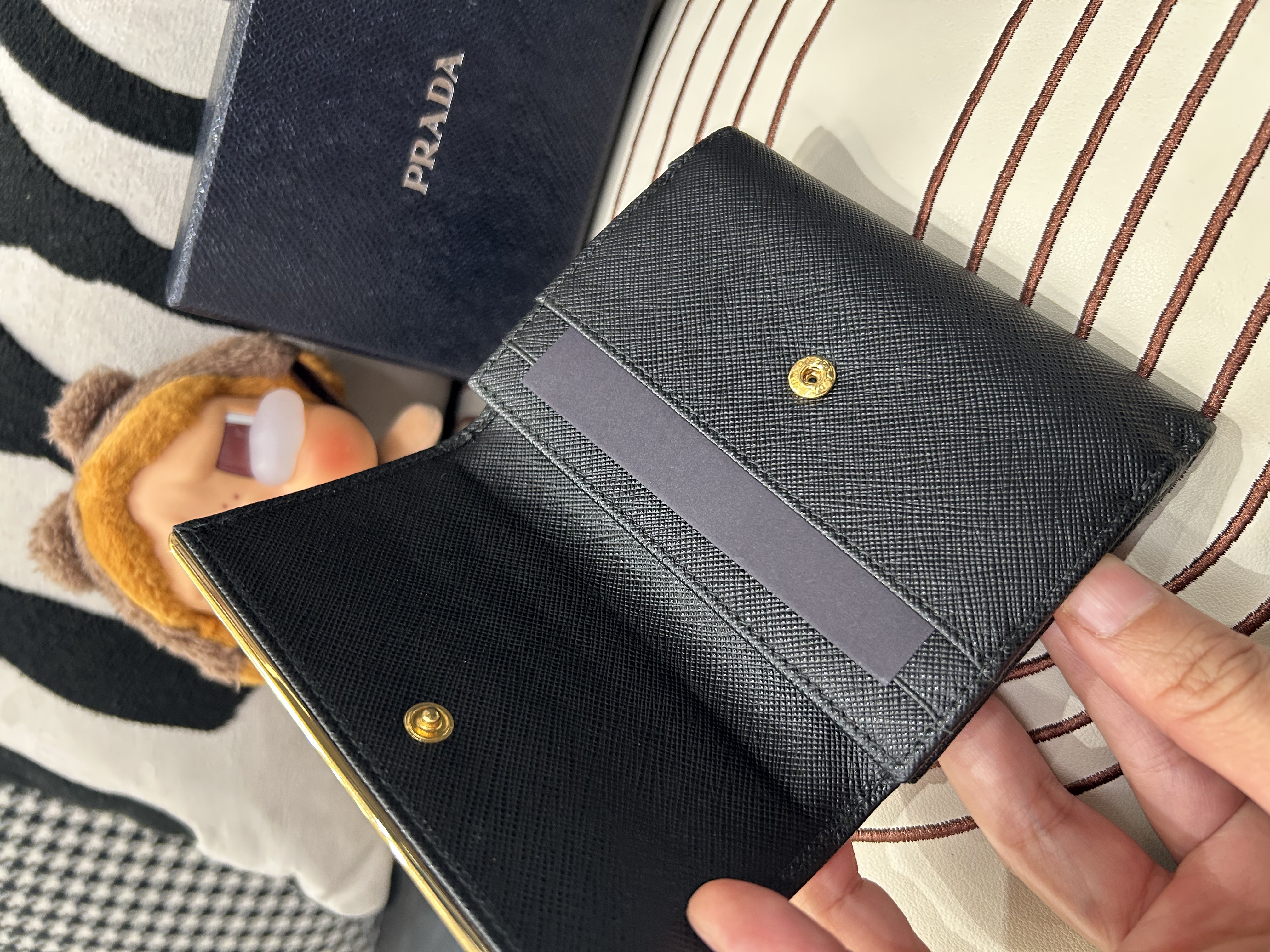 Prada wallet 黑色十字牛皮 100%Authentic ,98%new ✅box