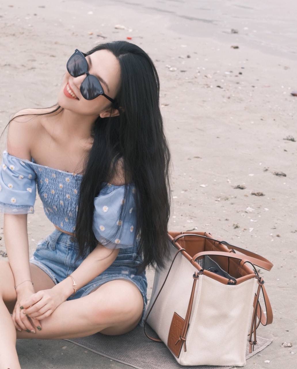 * 𝘊𝘶𝘴𝘩𝘪𝘰𝘯 𝘵𝘰𝘵𝘦 小号 尺寸:32-24-16cm 编码:702001小号布配棕 采用独家定制进口帆布拼进口小牛皮，搭配独家定制进口条纹内衬tote 购物袋 上班通勤款💯分，属于仙女们闭眼就可以入的款✌✌