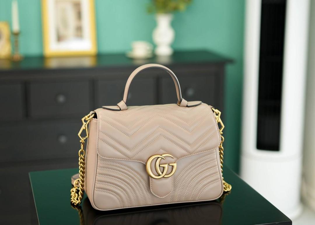 👜🔥Marmont系列绗缝手提包邮差包 奶茶色 27cm （原厂皮 全铜五金） 正品售价,500 独家原厂皮发售 限量级别 意大利原材料开发，这个大小简直是最完美的尺寸，什么随身携带的东西都可以轻松收纳，能手拎也可以单肩斜挎，自重轻，超级百搭不挑人~温柔大气，好看极了！！！ 官方款号 498110 尺寸大号：27x19x10.5cm 小号：21x15x8cm