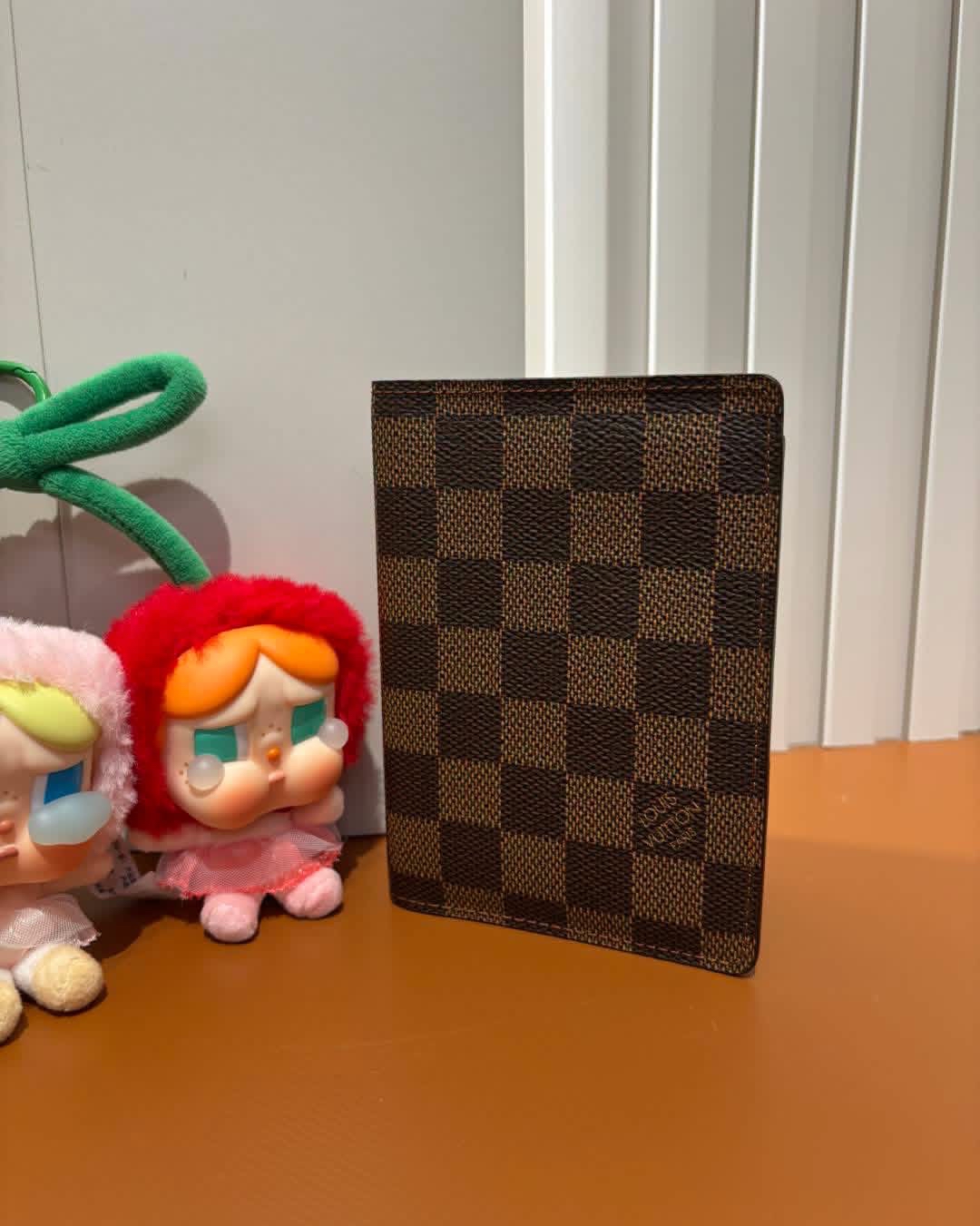 Lv passport holder 100%Authentic, 98%New