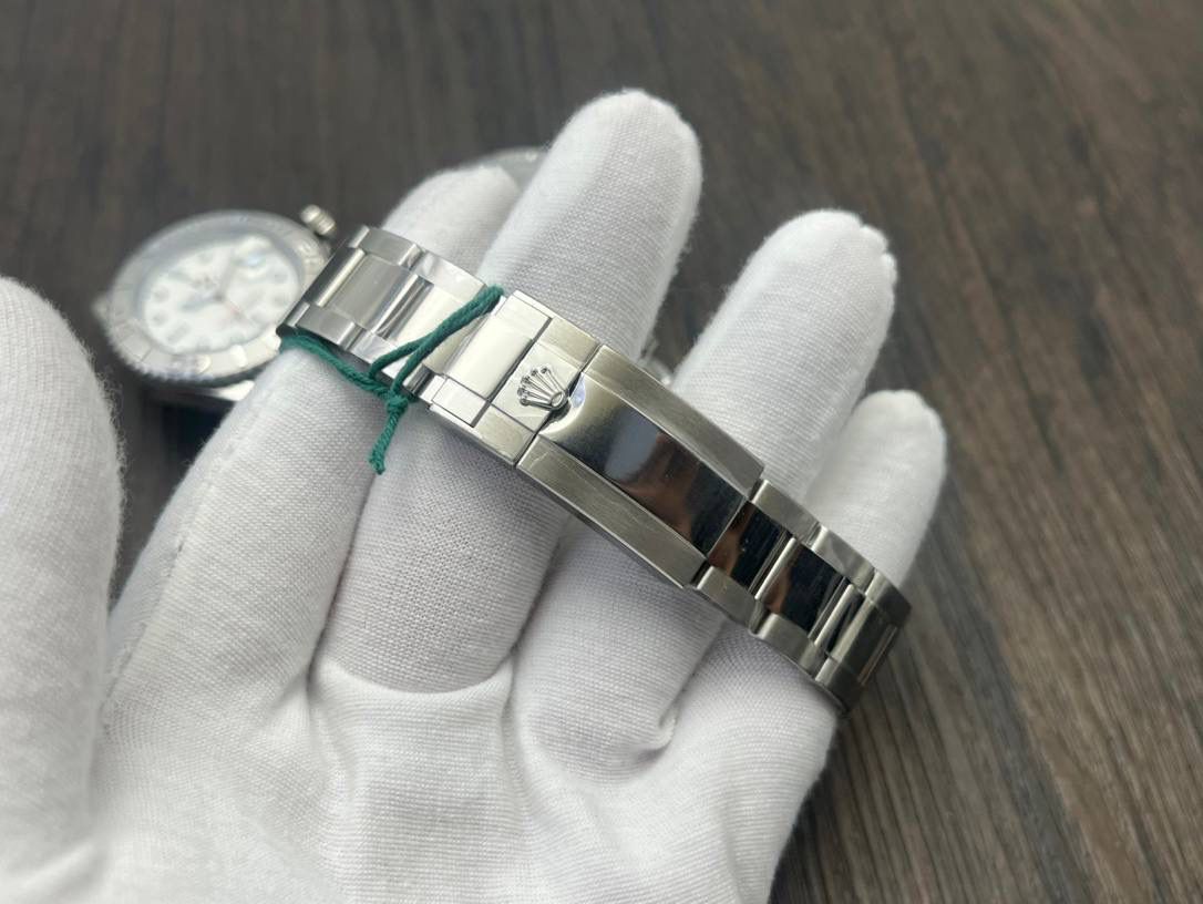 CLEAN Factory 2024 强烈推荐｜ROLEX 游艇名仕 40mm 🎮 型号：MK1 126622 / 126655（玫瑰金版｜钢带不露白） 搭载 Cal.3235 一体机芯，支持逆调时针，三码合一＋NFC 感应卡，最新编码 686R6677，表扣编码 E4F，独立软膜包装，对标原版规格。 40mm 正确尺寸，整体比例精准，佩戴舒适。 🔥 核心技术亮点： 1. 放射纹表盘 采用与原装一致的 PVD 电镀工艺，色值稳定，批次无色差，镀层薄，太阳纹清晰可见 2. 圈口升级：PVD 白金电镀＋防指纹镀膜，材质由黄铜升级为 精钢，耐磕耐磨，即使露底仍保持白金色质感 3. 钢带版本不露白，细节与完成度大幅提升 CLEAN Factory 匠心力作，配置到位、工艺稳定， 游艇 40mm 玩家级优选款，欢迎表友品鉴。 ⌚️✨