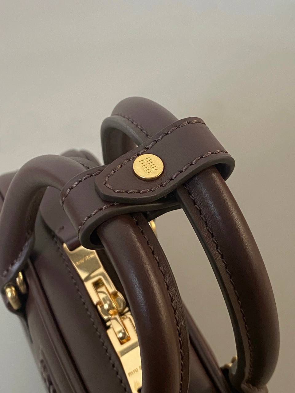 🈶石南木色，迷你 𝗠𝗶𝘂𝗠𝗶𝘂保龄球，大爆款 新尺寸也太可爱了！ 喜欢小包的姐妹这只必买！它要比小号小一些也窄一些 就巴掌大小，但容量还挺大的 装俩部手机都绰绰有余，日常够用 肩带长短也很ok，手拎斜挎都好看 反正放心冲就是了！拥有它，上班牛马的心情都会被治愈～ 迷你：19×10×5cm #F0011m 小号：22x10.5x7.5cm 大号：27x12x9cm