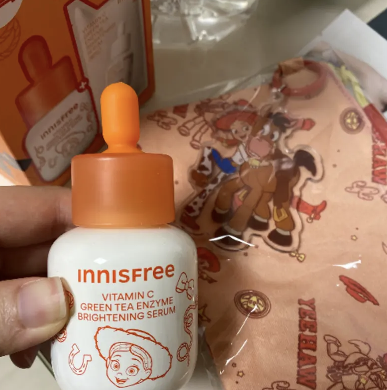 韓國 innisfree X Toy Story 維他命C綠茶酵素 美白精華 30ml + 30ml + 送收納袋｜美白淡斑｜Vitamin C Green Tea Enzyme Brightening Serum