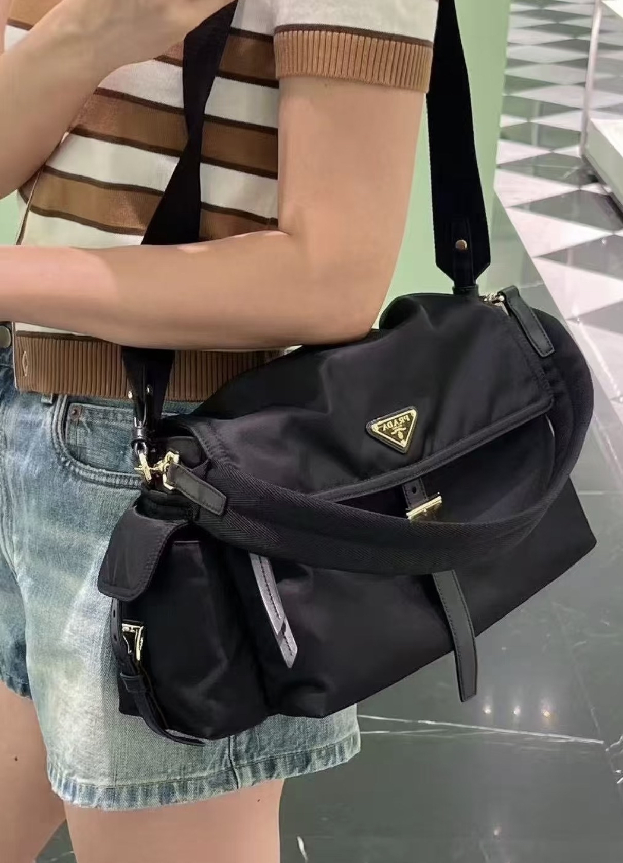 新款🆕 訂貨🍒 Prada medium Re-Nylon explore bag Size 30x14x10cm