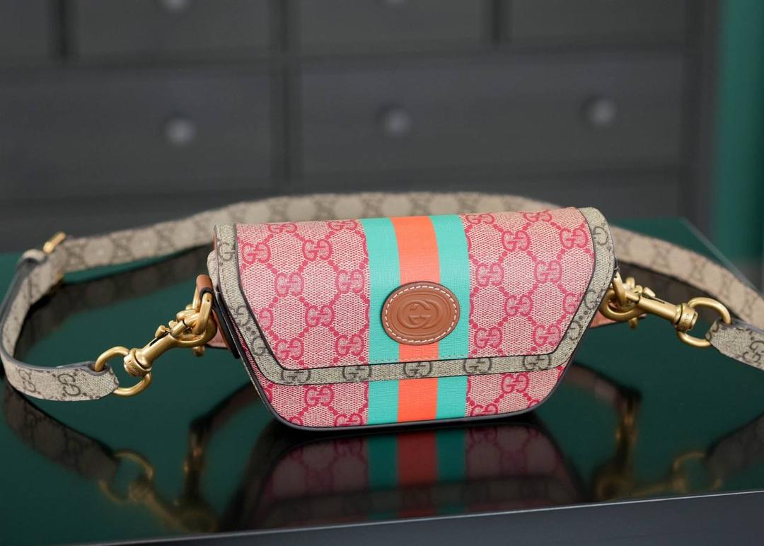 🥯新年系列GG迷你手提包 正品售价,400 GG中国新年系列烂漫色彩尽情盛放，鲜艳缤纷活泼的色彩彰显春日热情， 简约的梯形设计，丰富的色彩搭配，可轻松驾驭不同造型～ 官方款号 723762 尺寸：13-18（最宽处）x 10x 4.5cm