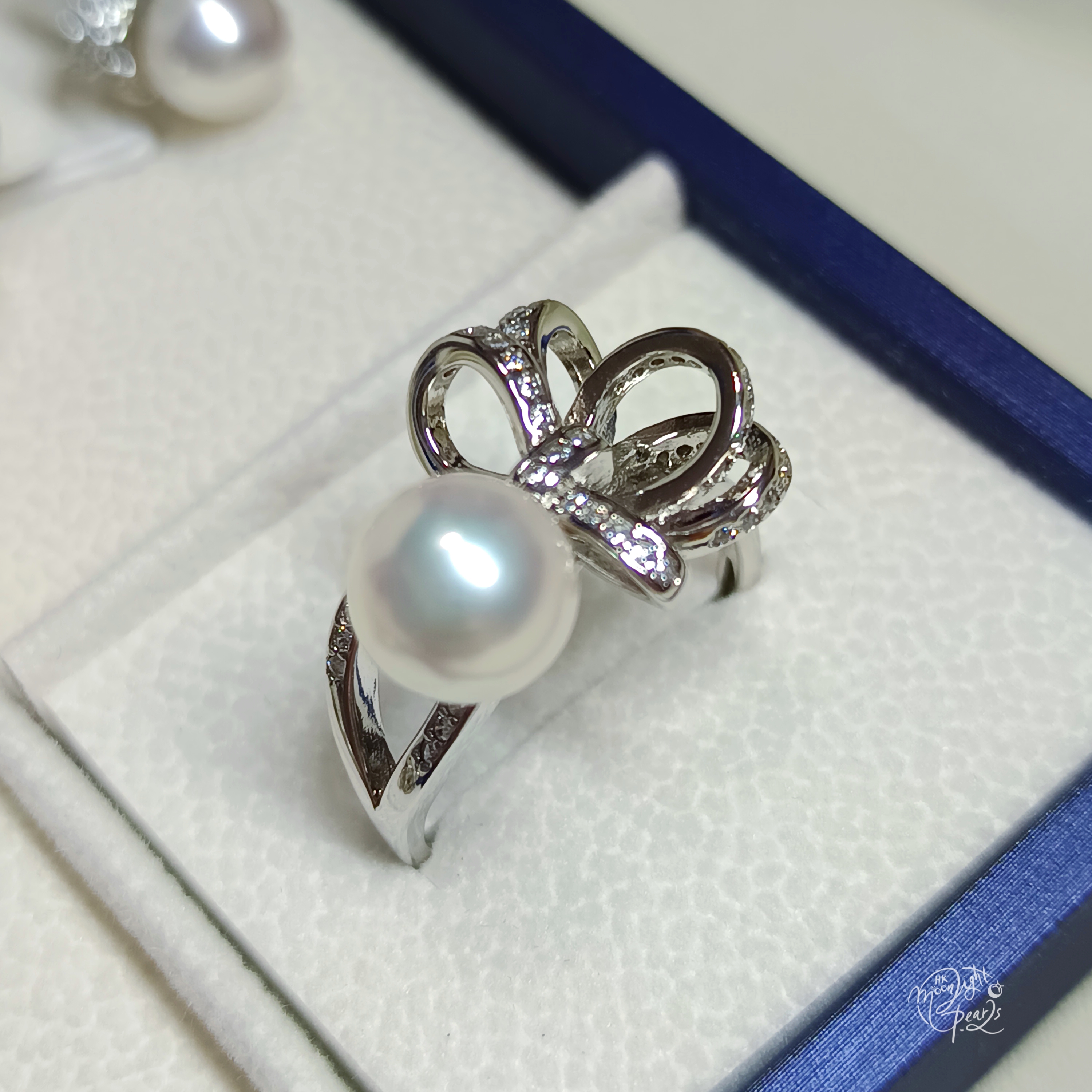 正圓極光日本akoya櫻花粉海水珍珠MIKIMOTO緞帶蝴蝶結款精工s925銀微鑲鋯石耳釘吊墜戒指套裝