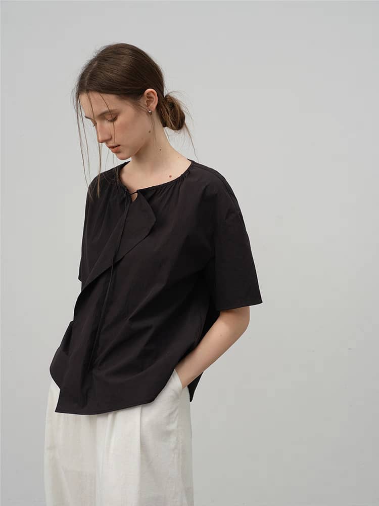 Loose-Fit Short Sleeve Top with Asymmetrical Neckline Design ‖ 不规则领口设计感宽松短袖上衣 KR0177342