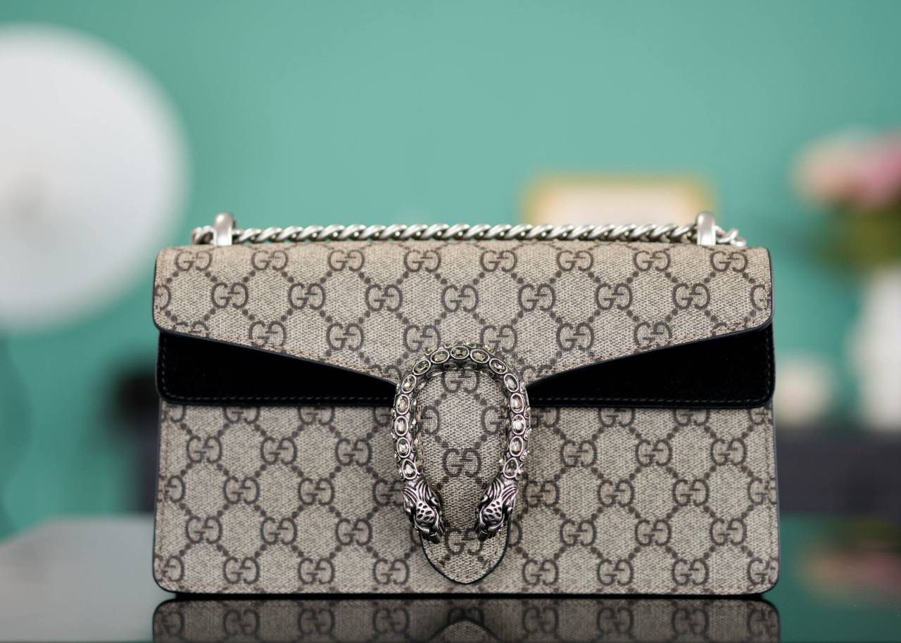 🥯GG。 Dionysus系列经典酒神 钻扣黑色25cm 正品售价¥24.000 新尺寸设计一出来让人拍手叫绝 GG的设计师真的太懂女人了 从前纠结大号太大小号太小的姐妹，这会可以冲了 最新的酒神钻扣新款虎头镶嵌上了施华洛世奇水晶钻，整个包洋气时尚特别气质 而且改良后的包身自重很轻，尺寸大小很完美 官方款号 499623 尺寸：25x13x7cm