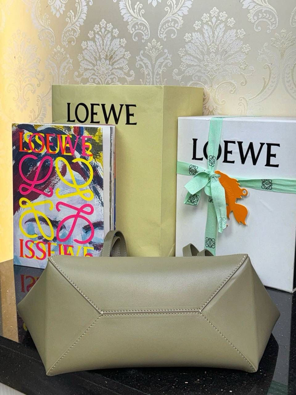 *中号𝐏𝐮𝐳𝐳𝐥𝐞 𝐅𝐨𝐥𝐝折叠手袋👜*（桉树绿） ——全新【𝗡𝗘𝗪】升级‼️ 延续经典𝙋𝙪𝙯𝙯𝙡𝙚的标志性几何裁剪设计，新晋顶流🅰️𝙋𝙪𝙯𝙯𝙡𝙚 𝙁𝙤𝙡𝙚 𝙏𝙤𝙩𝙚以折纸包为灵感，升级成🉑完全折叠‼️的结构，立体与平面任意切换，出差旅行🧳必备单品。小牛皮材质轻且柔软，𝐌𝐢𝐧𝐢尺寸搭配一条可拆卸式肩带，手提，肩背，斜挎多样化背法✨ 尺寸：𝟐𝟓.𝟓-𝟏𝟒.𝟓-𝟑𝟏.𝟓𝐜𝐦 款号：052316