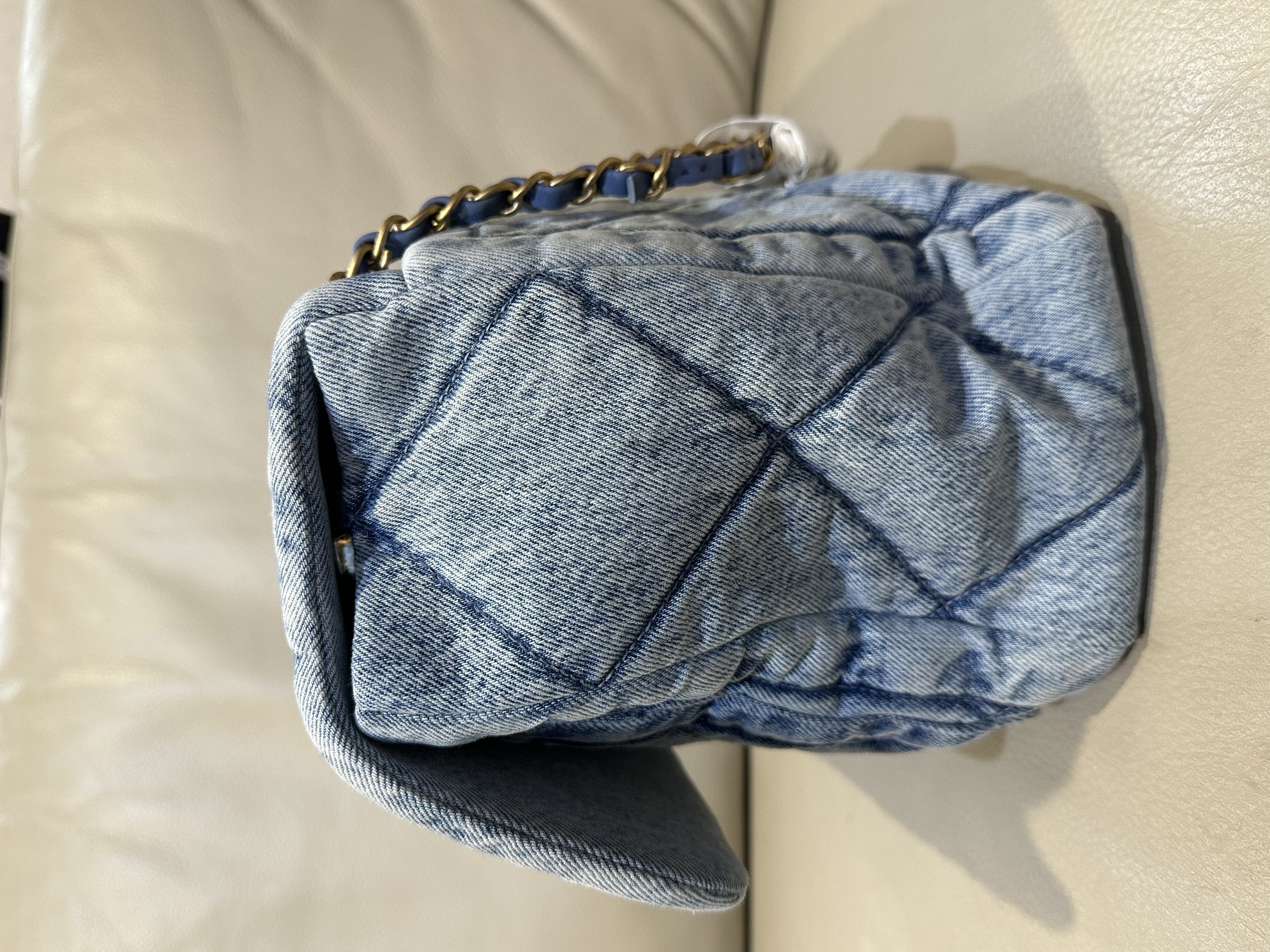 Pre-Owned  Chanel Light Blue Denim Hobo Bag / Product Code: 26040519