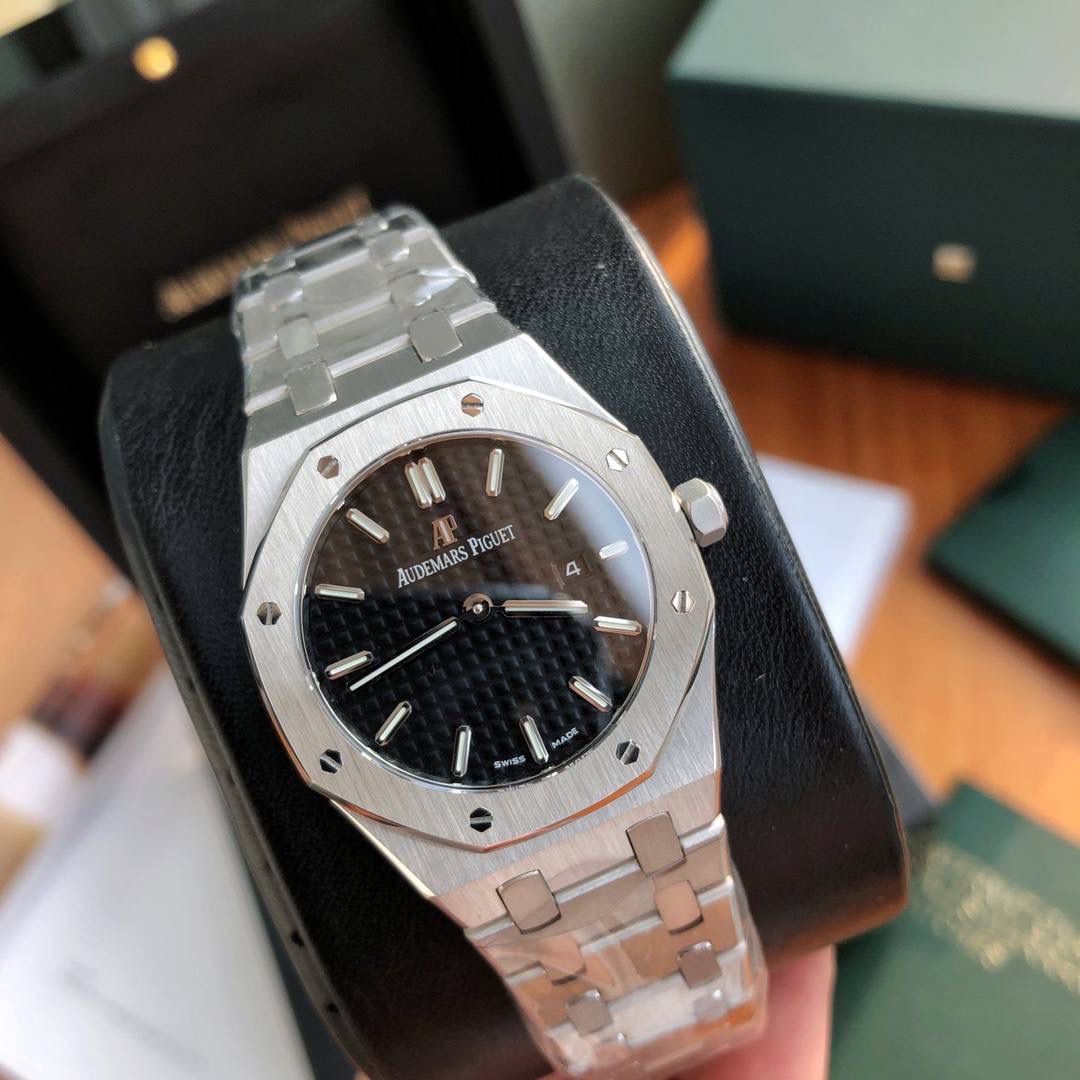 新年好礼！专柜很难买的AP女款到货啦！今天我们介绍的就是爱彼皇家橡树系列中的女士腕表。其官方型号为67650ST.OO.1261ST.01。爱彼皇家橡树系列独有的八角形外观还拥有爱彼独特的设计风格也将女士优雅风格融入其中，深受女士们的爱戴，即使只有33毫米的小尺寸，也将爱彼独有的纯净美感与刚毅线条展现的淋漓尽致。 搭载瑞士石英机芯、拥有实用的日历显示功能，女士们佩戴起来不会显得沉重 配专柜全套包装出售。这种货一般数量不是很多的。数量有限哦😎🚀🔥