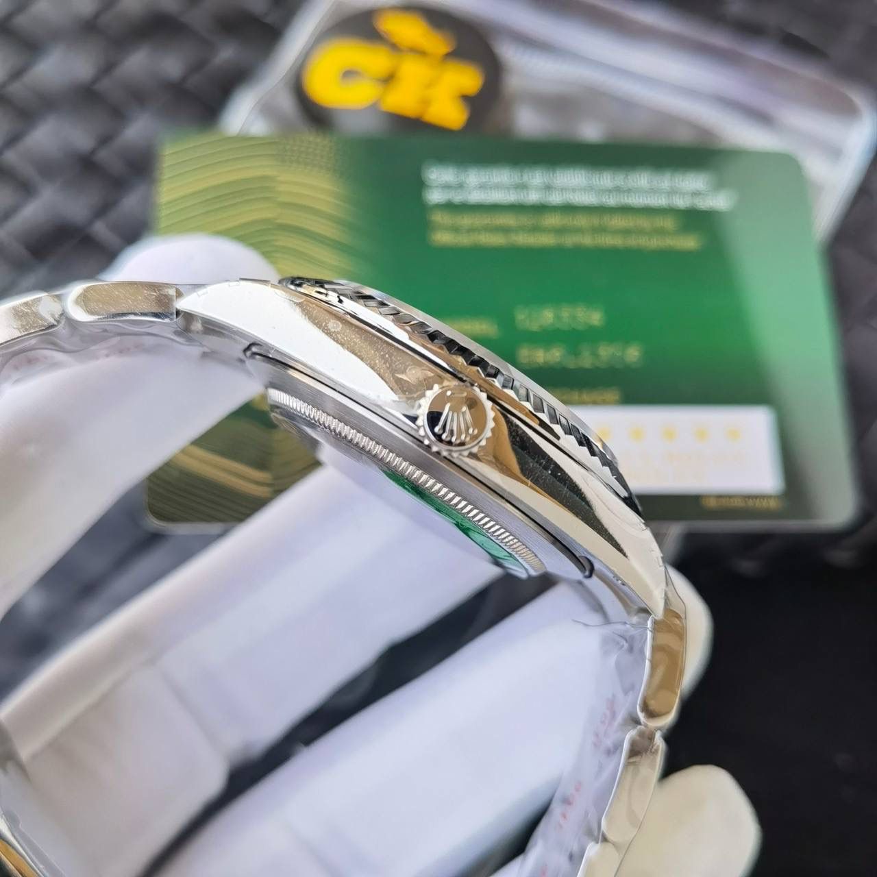 CK Factory 劳力士日志型 每一款CK日志都与原装同步配备保卡，精准确保每一款日志的独立“身份”(一表一卡) (内外兼修)真正的904L精钢正品开模定制，定制原装白金电镀圈口，尺寸41mm、搭载最新一体机 Cal.3235机芯、与原装调时方向一致、厚度、结构同步原装 904钢表带紧连原装表扣 Logo细节精致 2022最强悍的CK产品之一 值得拥有！