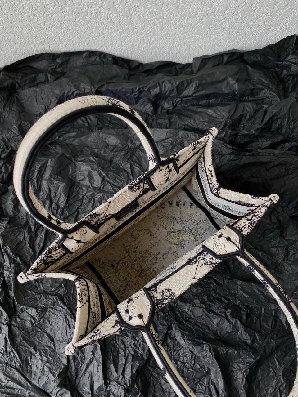 🈶限量星座，小号 𝗗𝗜𝗢𝗥 𝗕𝗼𝗼𝗸 𝘁𝗼𝘁𝗲 购物袋 比mini号大些，比原来的小号小一点‼️ 全手工立体刺绣 凹凸有致 浓厚的复古艺术气息简直是行走的艺术品 超大容量更是吹爆它 🤩🔥 特别适合想把整个家带出门的姑娘 妈咪袋 公文包 旅行出游好帮手 时髦精凹造型必须拥有🤟🏻😎 size:26.5×21×14cm