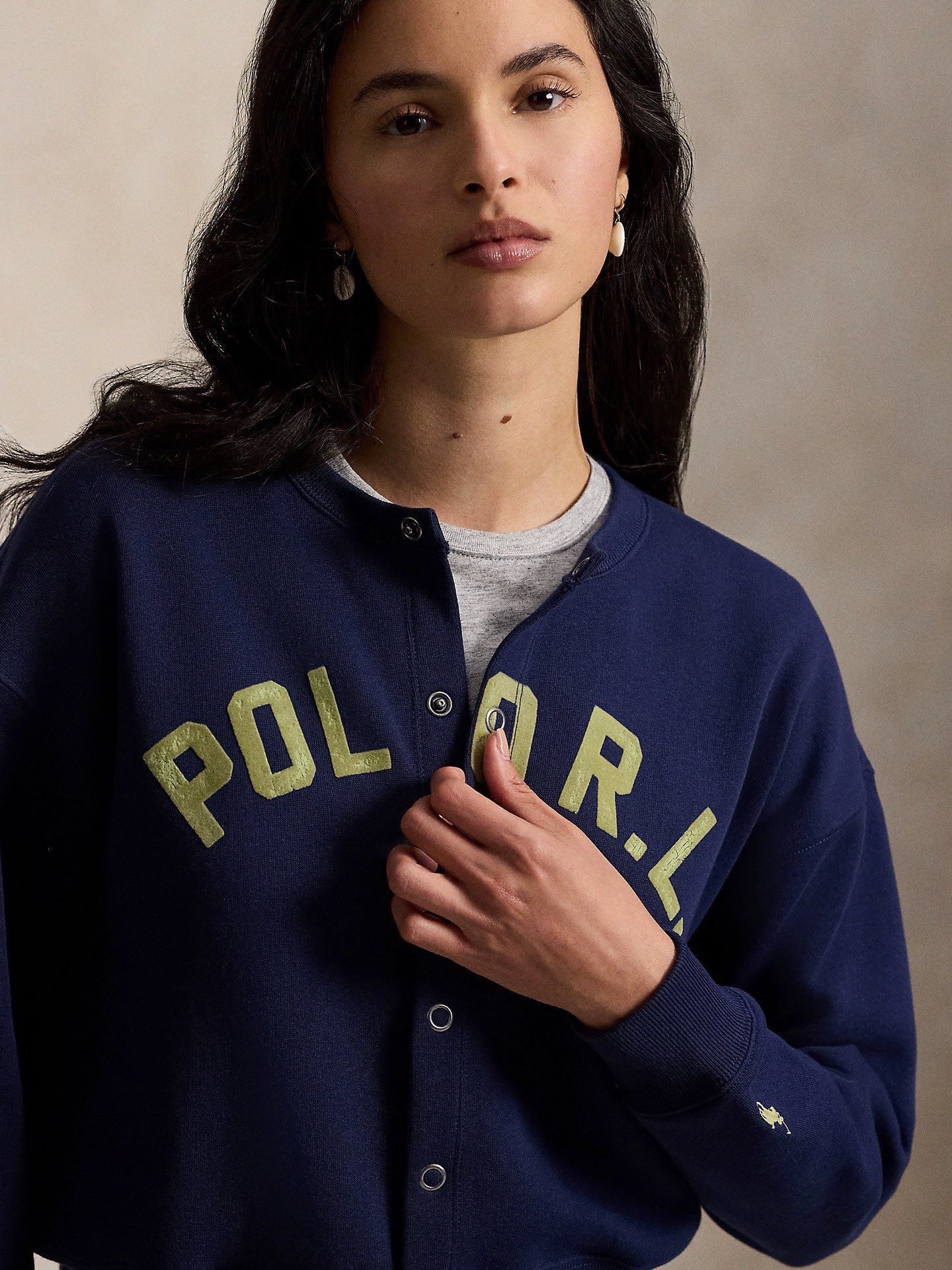 $210件。RL字母印花圓領按扣開襟衛衣~