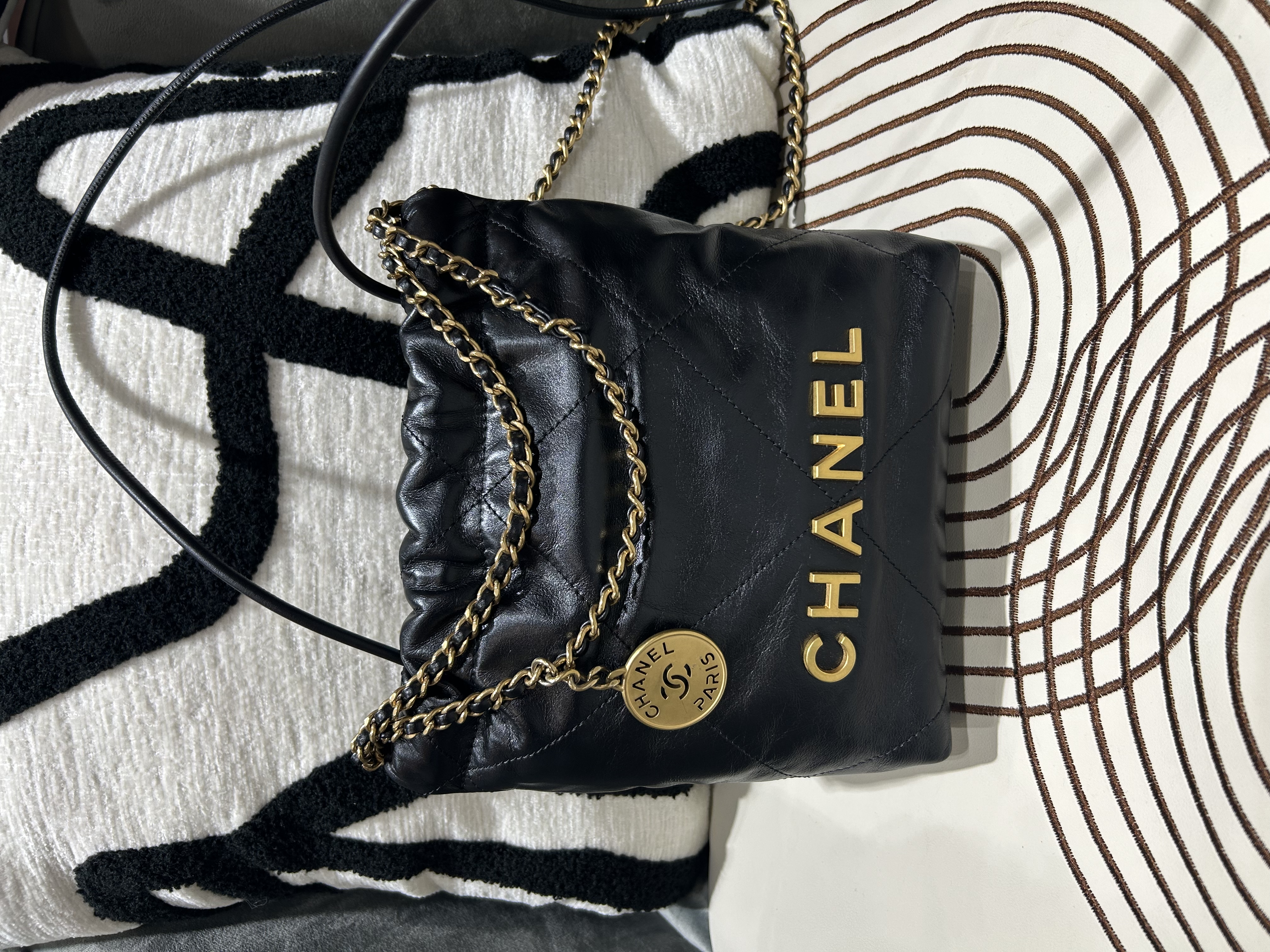 Chanel 22 mini calfskin 黑色牛皮金鏈 100%Authentic, 98%new  ✅晶片✅dust bag ✅盒