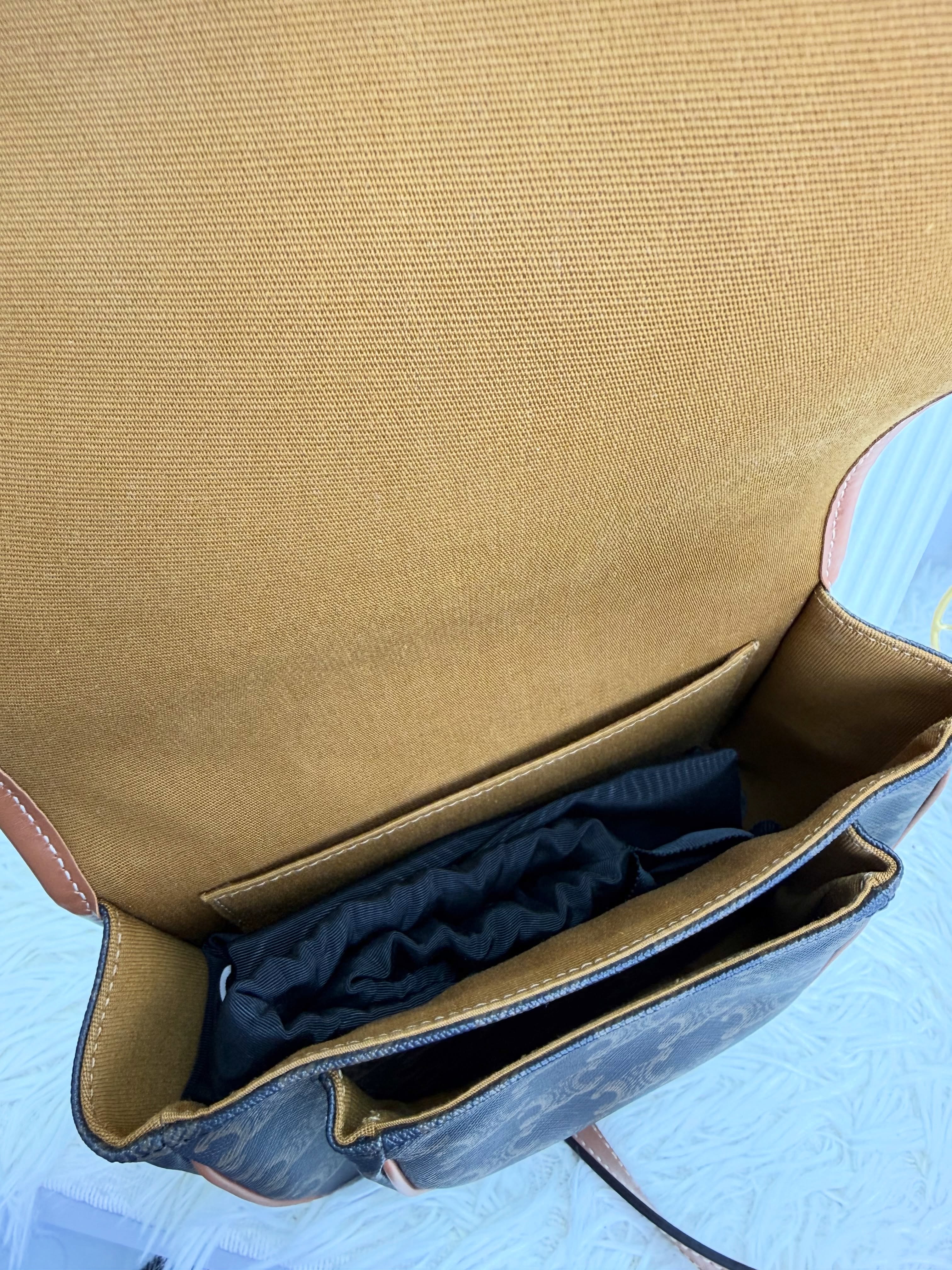 Celine🤍PRE OWNED Triomphe Folco 啡色馬鞍包 🤎