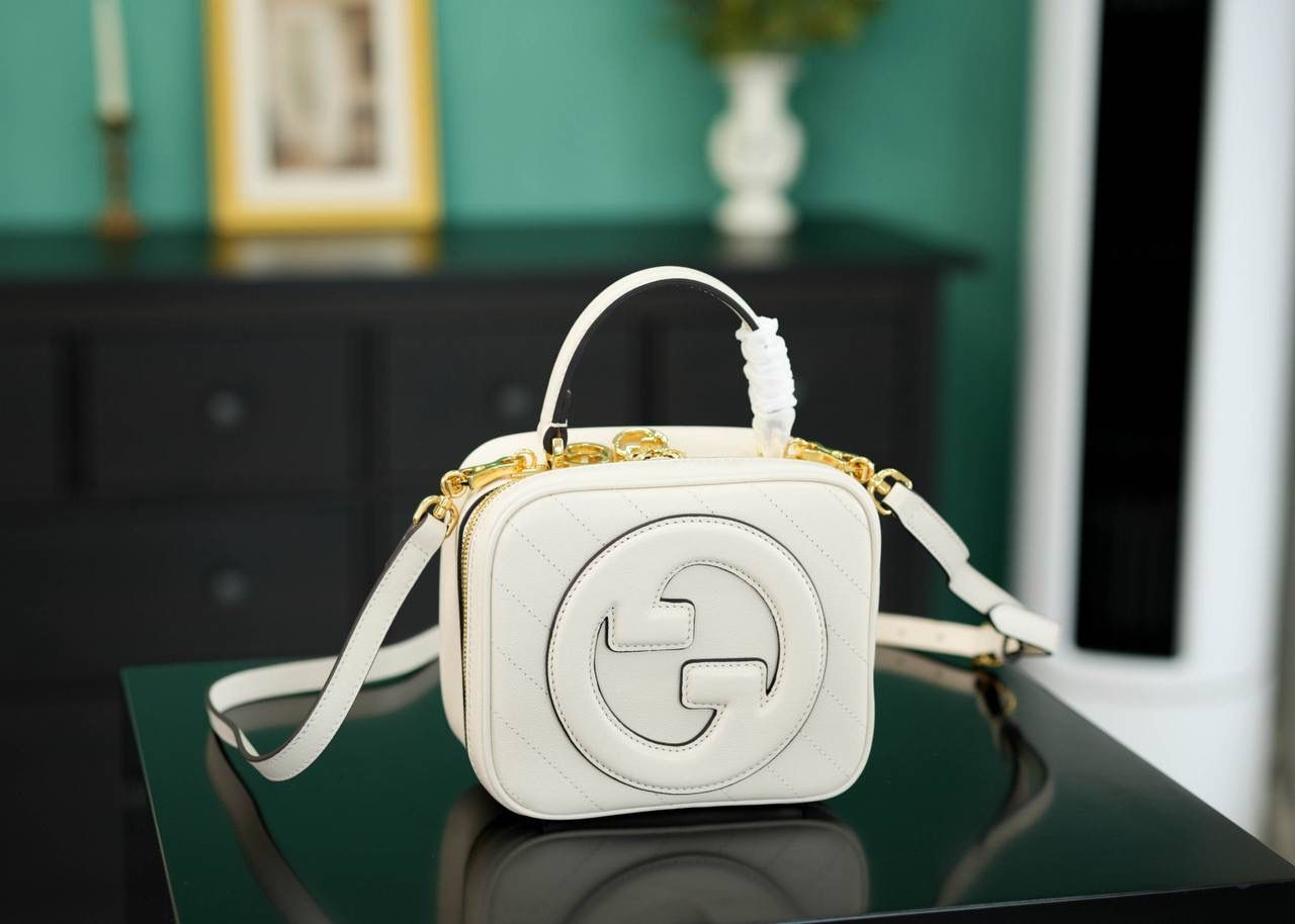🥯Gucci Blondie系列手提包 白色17cm 正品售价¥17.000 独家原厂皮发售 限量级别 可爱的方正形小包 ，超级适合夏日穿搭 包身非常轻便，小身材大容量 配有长肩带，可以手提可以肩背 官方款号 744434 尺寸：17x15x9cm