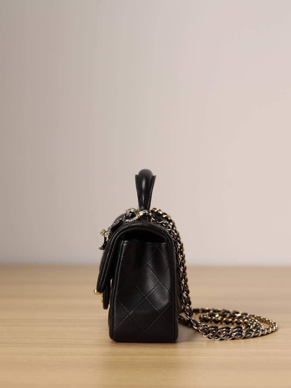 CHANEL 香奈儿小狮子挂件CF handle 手柄手提斜挎包💞👜 这款是黑色羊皮和浅金五金搭配，前面有小狮子挂件绝 handle cf 小羊皮真的很舒服 搭配浅金双C扣 太好看啦🤩五金材质还是一样的渠道来的 五金是市场唯一对版的金扣纯钢原厂材质 五金的贴膜也都是原厂的～ 尺寸:13 x 20 x 7cm.