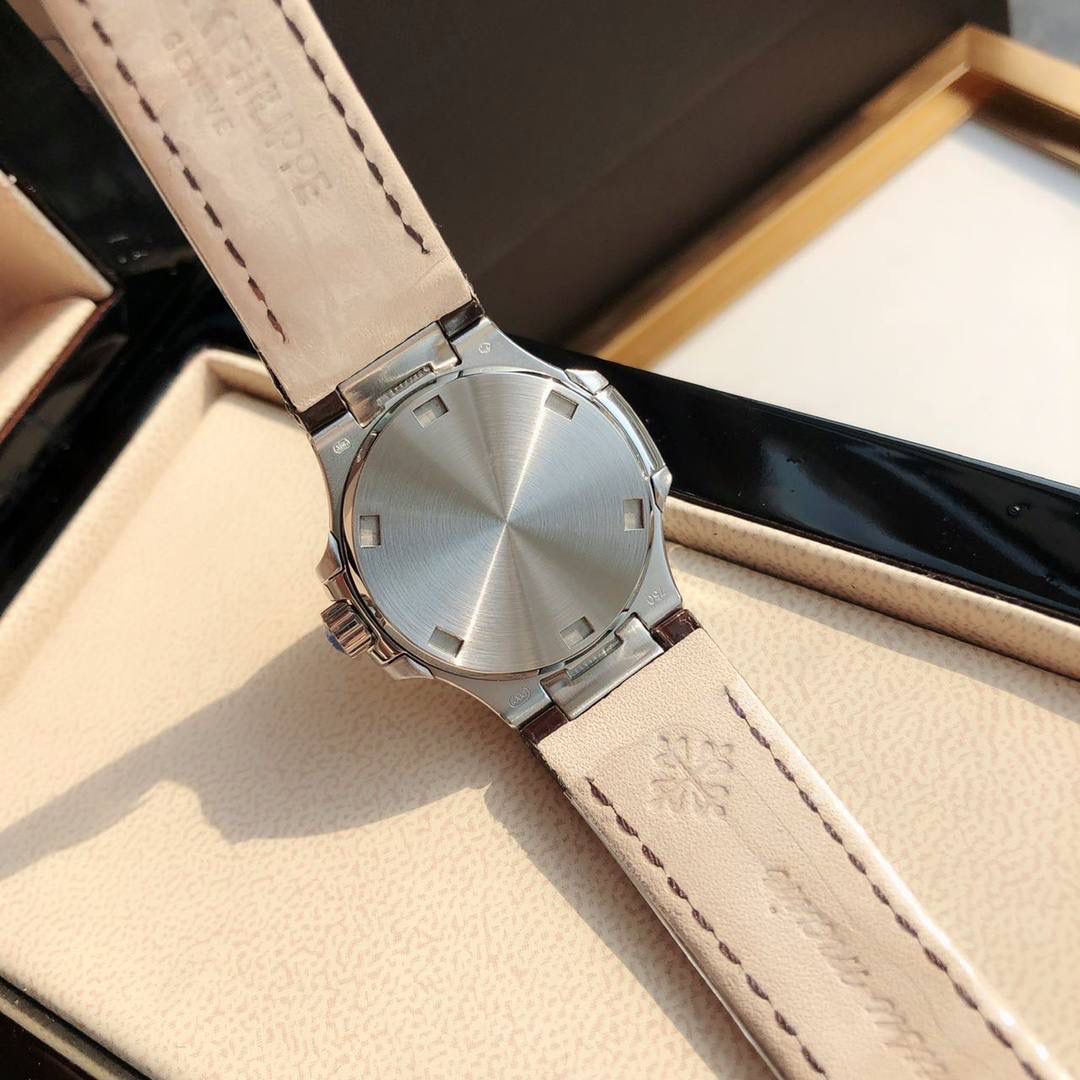 堪称一绝钢表之王，最美女款百达翡丽7010R鹦鹉螺 32mm银色深灰色 表徑精巧独特舷窗结构表壳，完美优雅风格，采用不锈钢18k镀玫瑰金。水平横纹浮雕图案的表盘。表圈镶嵌46颗天然南非钻石💎美洲鳄鱼皮表带‼️