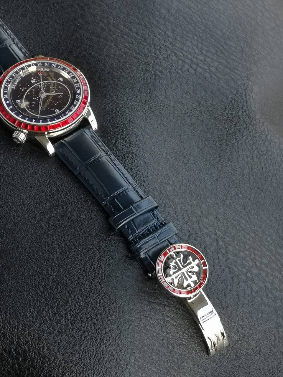 百达翡丽PP-6104G 日内瓦苍穹系列 市场顶级复刻神作震撼来袭！ 搭载原装进口miyota全自动机械机芯改制Cla.240机芯，搭配原装珍珠18K金自动锤，走时精准稳定，性能媲美正品；表圈镶嵌45颗璀璨宝石，表扣点缀28颗珍稀晶石，光影流转间尽显奢华质感；微拱形防眩目处理表镜，折射效果立体通透，让表盘细节清晰可见，质感再升一级💯💯