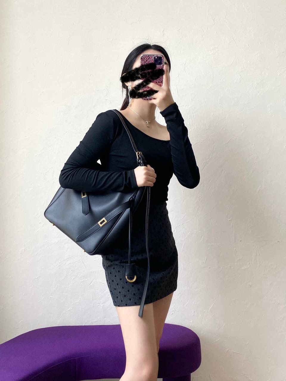 爆款🔥小号🖤 ba1enciaga bel air hobo桶包 beiair➕rodeo，大热当道 一整个系列都火爆了，一只比一只热门 半定型的水桶包超有态度 它的皮是有点厚度又软乎的 所以整个包都散发着慵懒和不羁的感觉 而且设计元素不拖沓繁琐 完全可以无脑搭配 现在的通勤人员也是吃得太好了吧 能有这么时髦的托特包来背！ 什么电脑水杯统统往里扔就对了 肩带可长可短，腋下背斜挎背都ok 两个尺寸任君选择，果断冲！！ 小号：26.9×25.9×9.9cm811018m 大号：43.9x39.8x14.9cm