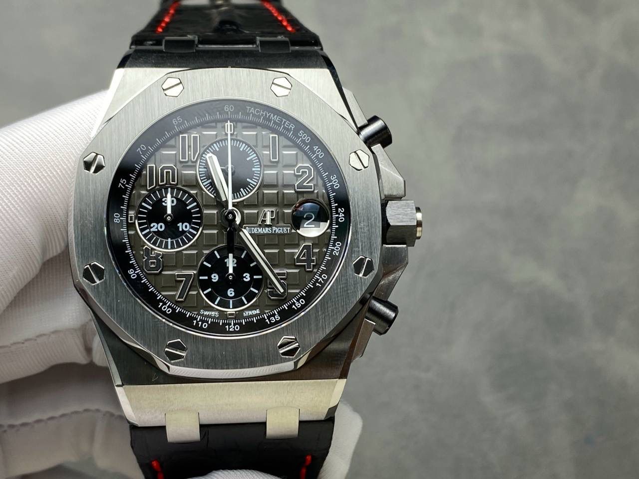 🚀爱彼 皇家橡树离岸型26400/26238/26470系列正式登场！款式最全，做工最好的爱彼计时款腕表来了，有做工好的顶级货，廉价的小厂货就别去考虑了！💯 1，机芯采用12位小秒的定制版3126计时机芯，完美还原原版所有功能。经过精密打磨，大大加强了其稳定性。 2，其中碳纤维系列表壳采用全新碳纤维复合材料——「Carbon TPT® B.4」打造，这种高科技材料比常规 Carbon TPT® 密度提高4%，纤维硬度提升15%，树脂强度提升30%，材料结构经过各项异性优化，保持轻盈同时无比坚韧，提供迄今最强的抗冲击性能。 3，字面颜色均采用目前最先进电镀技术，非几年前的简单喷漆技术。每一个巧克力格纹装饰，通过CNC级别打磨，无限接近原版。 4，同步原版搭载微微活动头粒，胶带采用进口氟橡胶材质，皮带采用美洲鳄鱼皮材质，更加耐磨耐造。