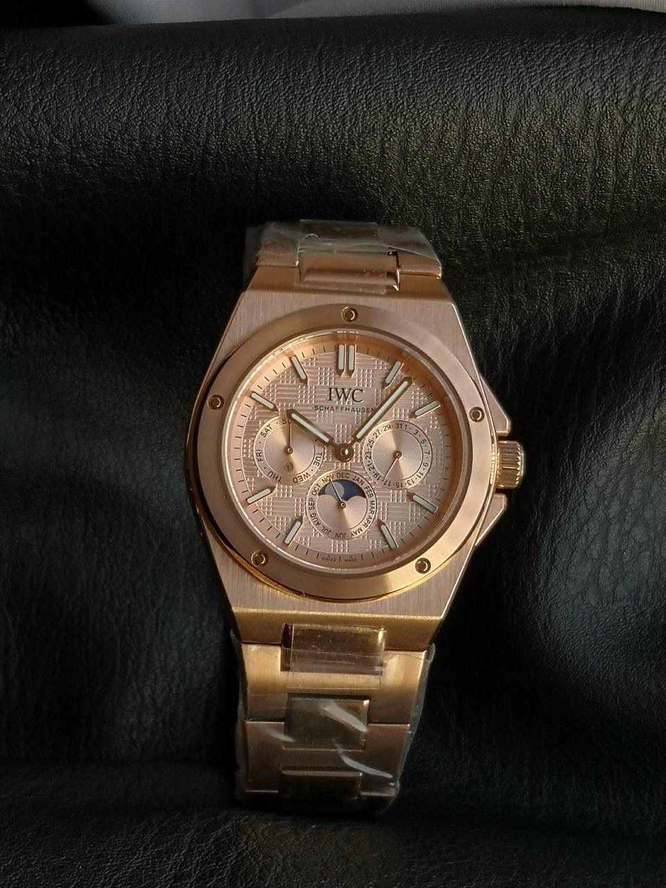 万国工程师系列万年历腕表，复刻界最复杂的腕表，所有功能同步原装，所有功能调节通过把头控制. 1⃣️【功能介绍】3点钟位置显示日历，9点钟位置显示星期，6点钟月份月相指针显示。 2⃣️【做工精细】外壳采用原版同样的三件套结构，中间拉丝，上下壳为抛光，镜面采用高成本的锅盖形蓝宝石，使其质感提升。 3⃣️【机芯性能】尺寸41.6mm,机芯采用天津机芯改82600，高效稳定，动力时间长达72小时以上，进行加装复杂的万年历模块，而且同步所有功能实现同步原装通过把头调节。 4⃣️【⚠️注意事项】由于万年历模块十分复杂在出货前都会调准时间，客户收到直接上链上手佩戴即可，⚠️请不要轻易乱调，由于机芯加装升级功能，调节需慢慢按调。