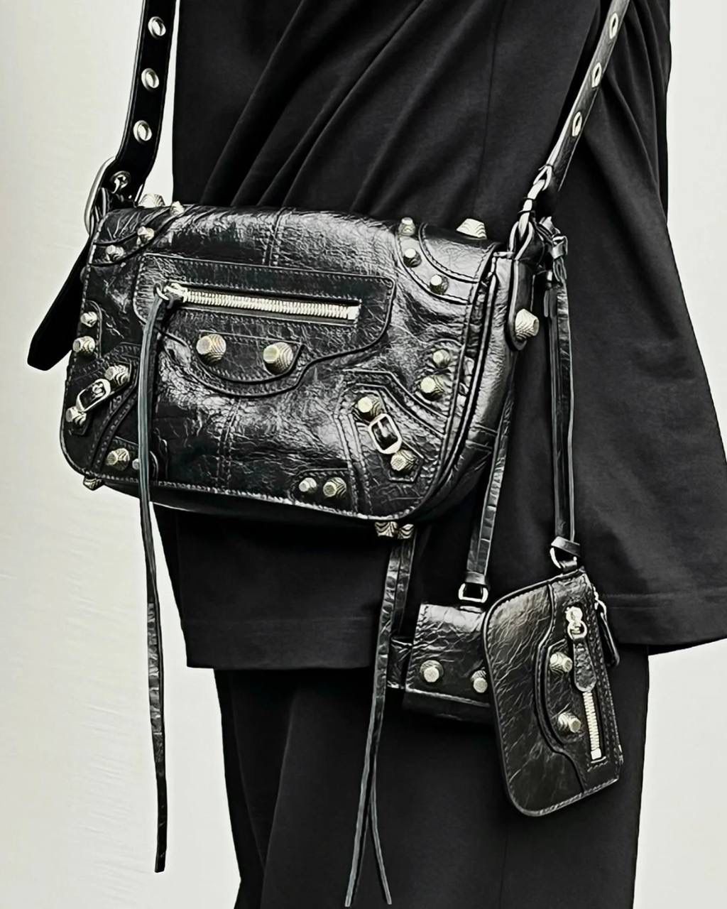 ba1enciaga le cagole机车翻盖包👜❤️‍🩹 现在的男生打扮得越来越年轻时髦 这种时髦的男包简直像珍宝一样难得 他们家真的太懂现在的潮男潮女的需求了 这只翻盖的感觉更特别！ 而且用起来更方便，打开盖子就行 包身上吊着的卡包和耳机包 砖柜单独买一个都要k➕！！ 省大钱了！ 咱家的油蜡皮爆裂感老客都知道的 纹路必须狠狠的"裂"开来 那种平滑的便宜的不对版皮请靠边～ ZP开发⚠️所有细节一致 24×14×5cm719082m