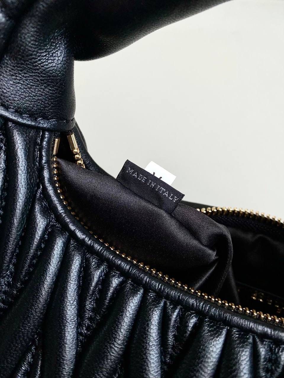 🈶黑色小号 𝗠𝗶𝘂𝗠𝗶𝘂 𝗪𝗮𝗻𝗱𝗲𝗿 𝗛𝗼𝗯𝗼褶皱腋下 火爆全网都不用多说，人手一只的程度 我们用的是进口小羊皮！非国产皮料 肉眼可见的细腻，软软糯糯触感非常好！他家经典独特的褶皱工艺，是要有一定厚度 底料太薄了都做不出它的饱满和弹性 更不是市场通货干瘪瘪的褶皱，实在太假 我们新合作的老师傅在这细节上扣的很认真 一缕一折都有zp的神韵，且做到对版！！ 追求高品质的来 小号：17×20×6cm，#F0013m 中号：18x25x7cm