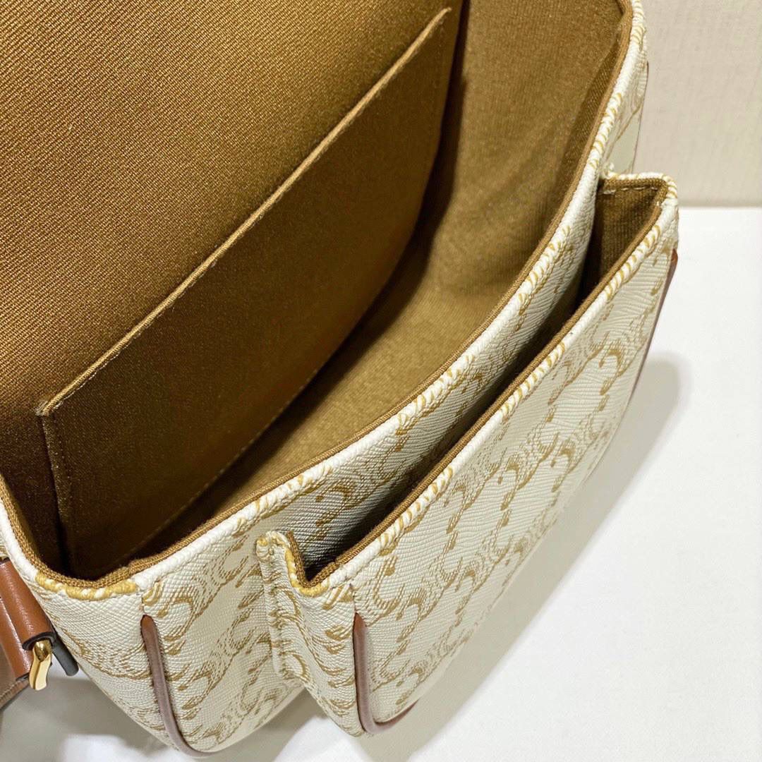 🔥大货实拍图 𝗖𝗘𝗟𝗜𝗡𝗘 ♥ 𝗧𝗥𝗜𝗢𝗠𝗣𝗛𝗘 𝗖𝗔𝗡𝗩𝗔𝗦 𝗙𝗢𝗟𝗖𝗢 马鞍包在IT Bag的世界里总是占着一席之地，经典百搭 经得起时间的推敲，被喻为行走的气质神器 ，FOLCO流畅圆润的包身线条和凯旋门老花设计搭配老式旅行箱开口扣，让人轻松get俏皮复古摩登的画报女郎。 型号：191502 尺寸：18*17*6.5cm