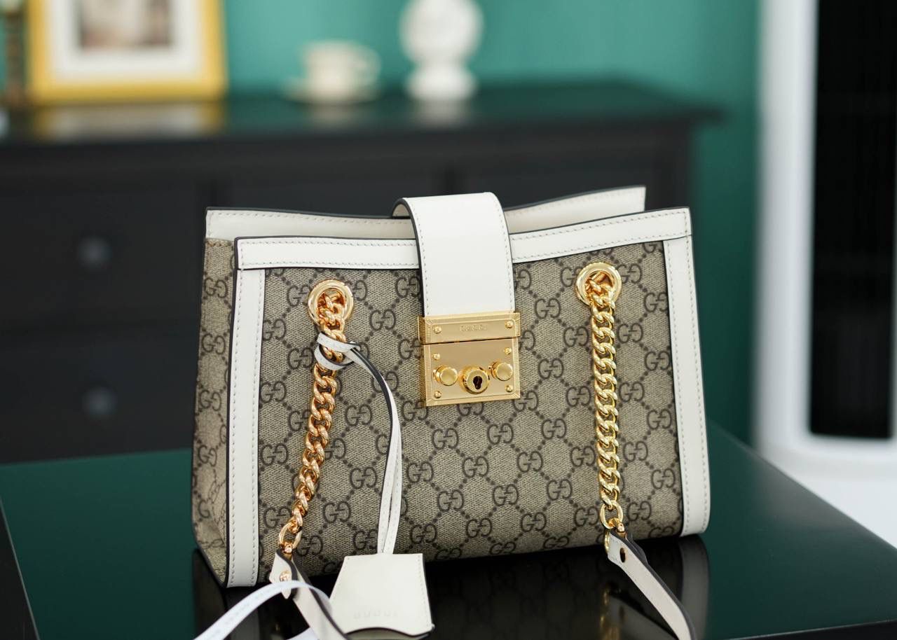 🥯Padlock系列GG小号肩背包 老花白色 26cm 休闲、随意、有范 且非常大牌的款真的非Padlock这款购物袋不可 通勤风，小号容量也非常OK 包身轻便，非常适合上班族！ 官方款号 498156 尺寸：26x18x10cm