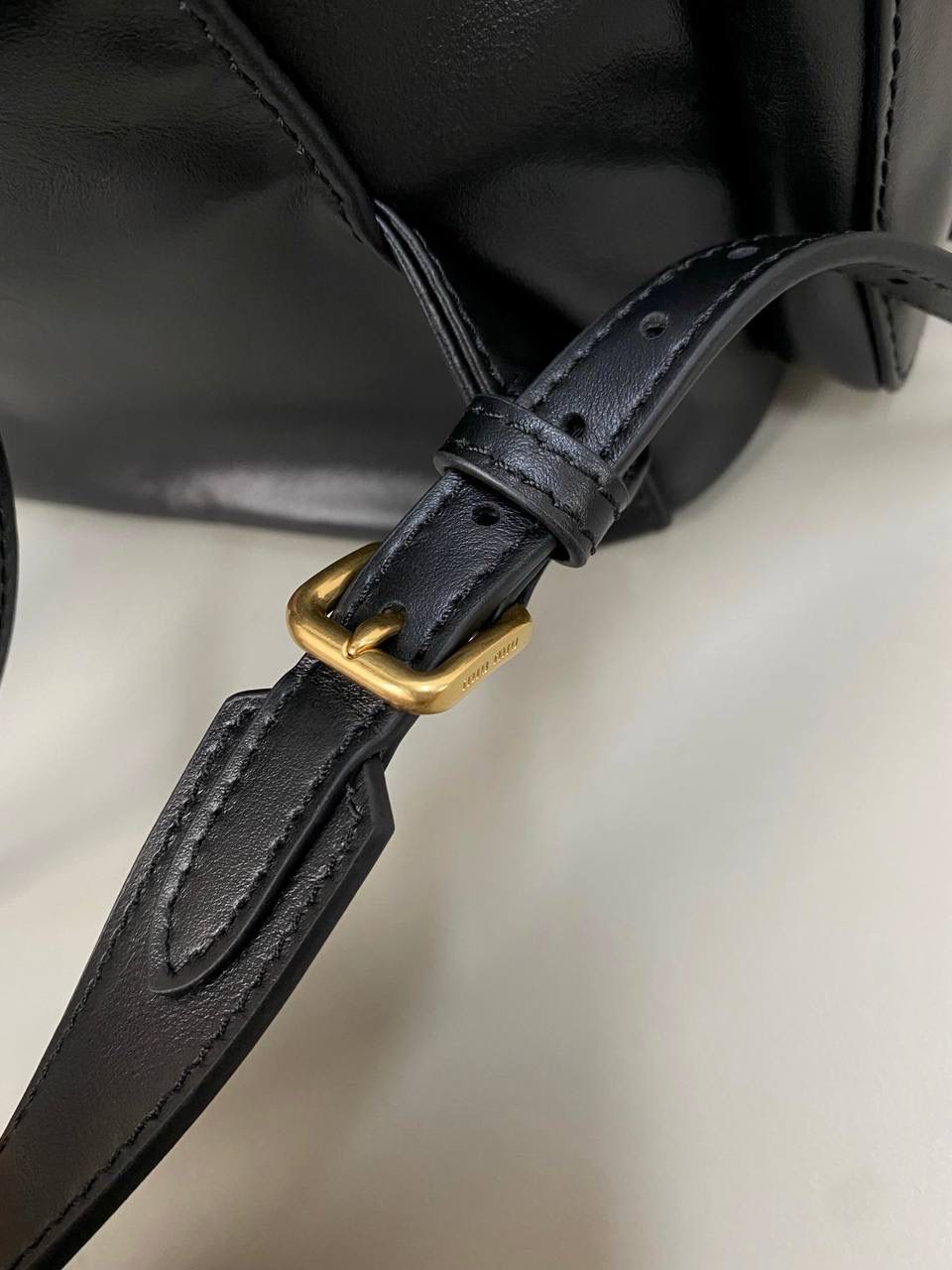 🈶黑色大号 𝐌𝐢𝐮𝐌𝐢𝐮 双肩包·牛皮 万众期待的全皮款双肩包！ 它终于出来了，天天被催爆🤪 只有真的好看好背才能一直被惦记 全皮很有质感，手感超级软乎 自重很轻！容量也感人！ 通勤 上学 短途旅行都可 平常带电脑ipad文件啥的也足够 再挂上可可爱爱的挂件呼呼～ 太好看了！！可以闭眼入 25×29×12.5cm #F0060m