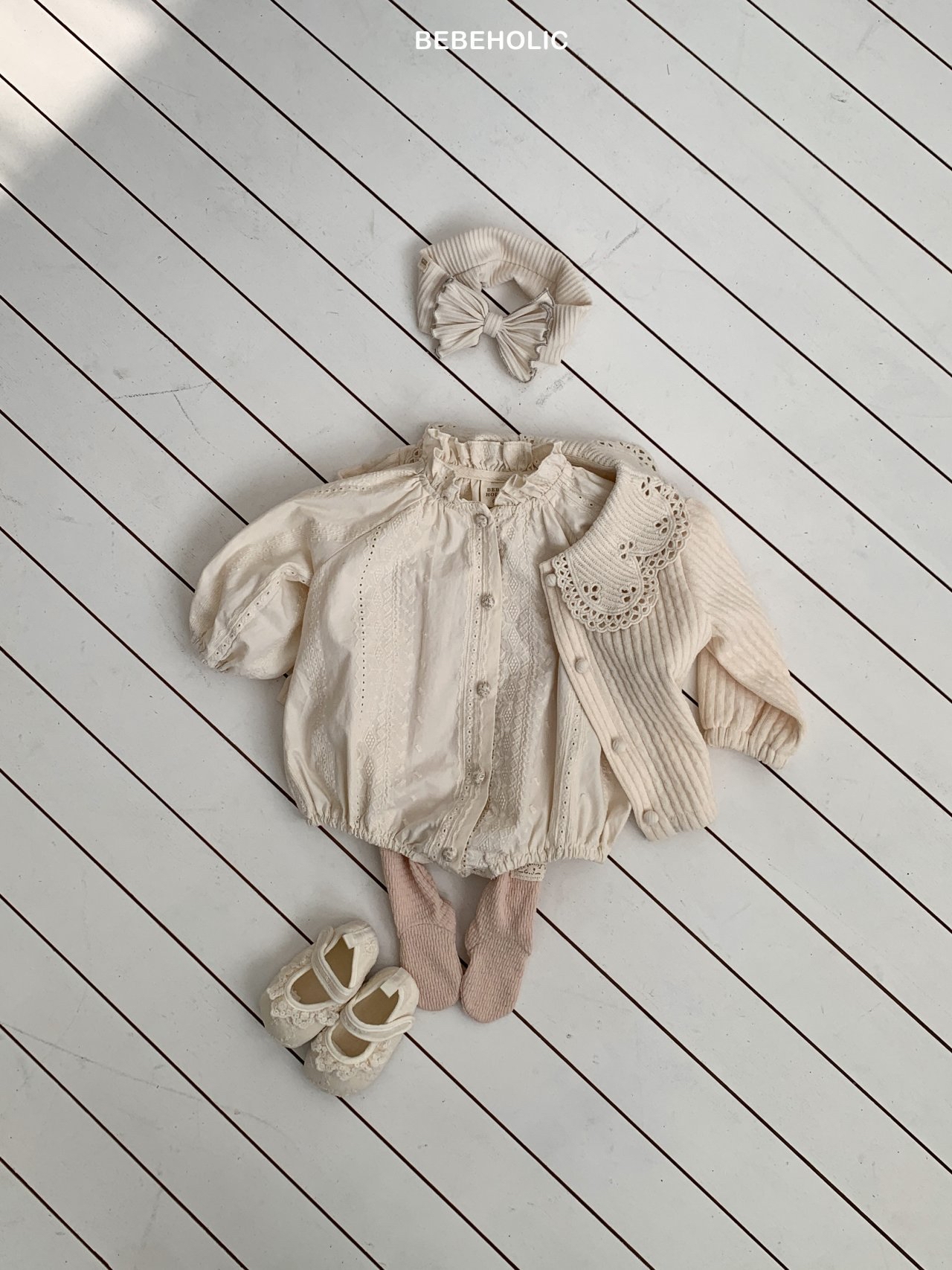 🌸預訂 韓國直送🌸🇰🇷BEBEHOLIC兩色提花刺繡花邊領長袖包屁衣