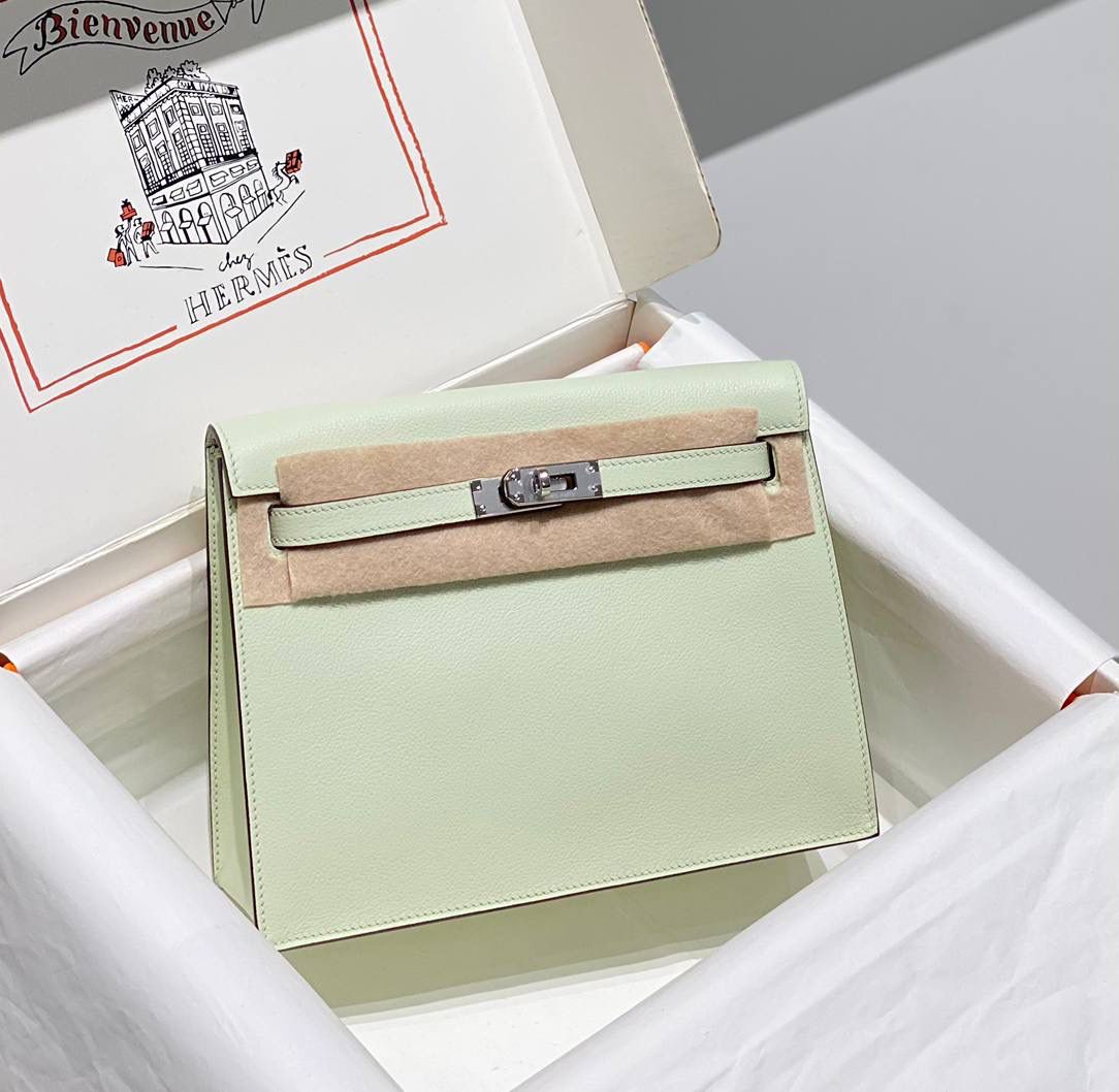 『气泡绿·银』 ‘’Kᴇʟʟʏ ᴅᴀɴsᴇ • Evercolor 🎀 时尚圈就是一个圆！ 最厉害的就是六种背法： 斜背、侧背、肩背、腰包、背包、手包 集美们一定要安排起来‼️ 22Cm