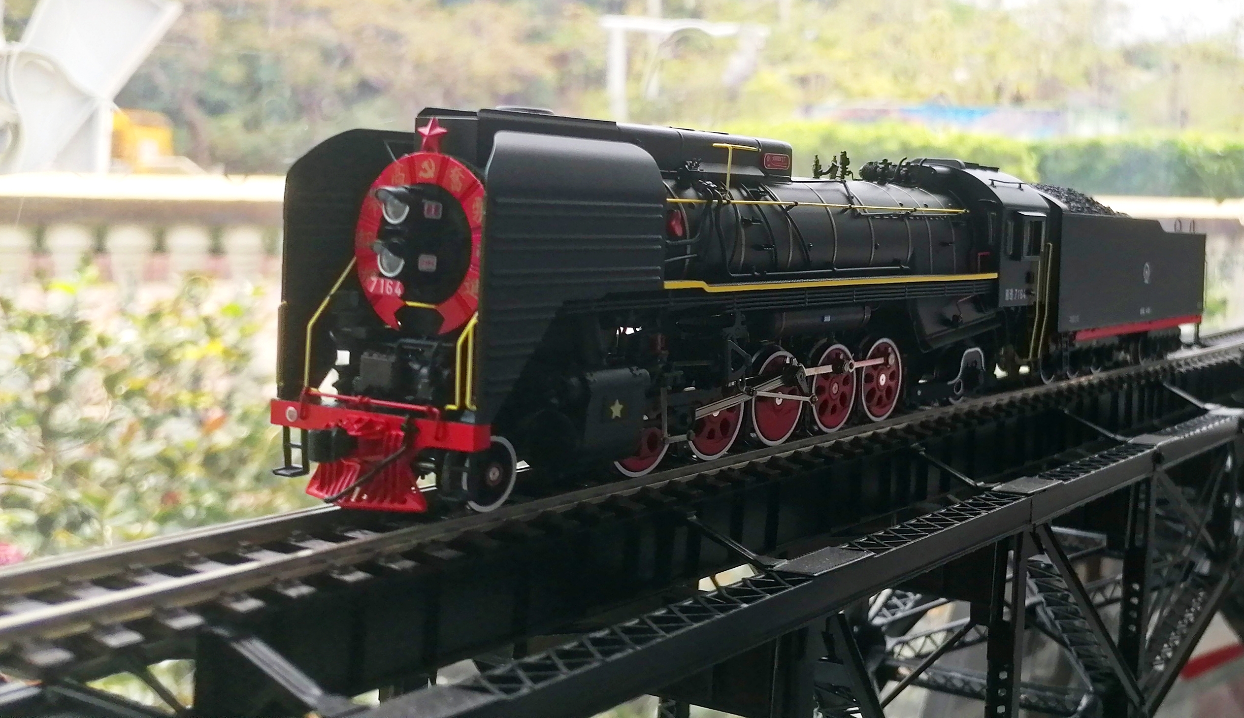 Chinese prototype dynamic smoking steam locomotive - QJ HO Exact 1:87 Metal Edition