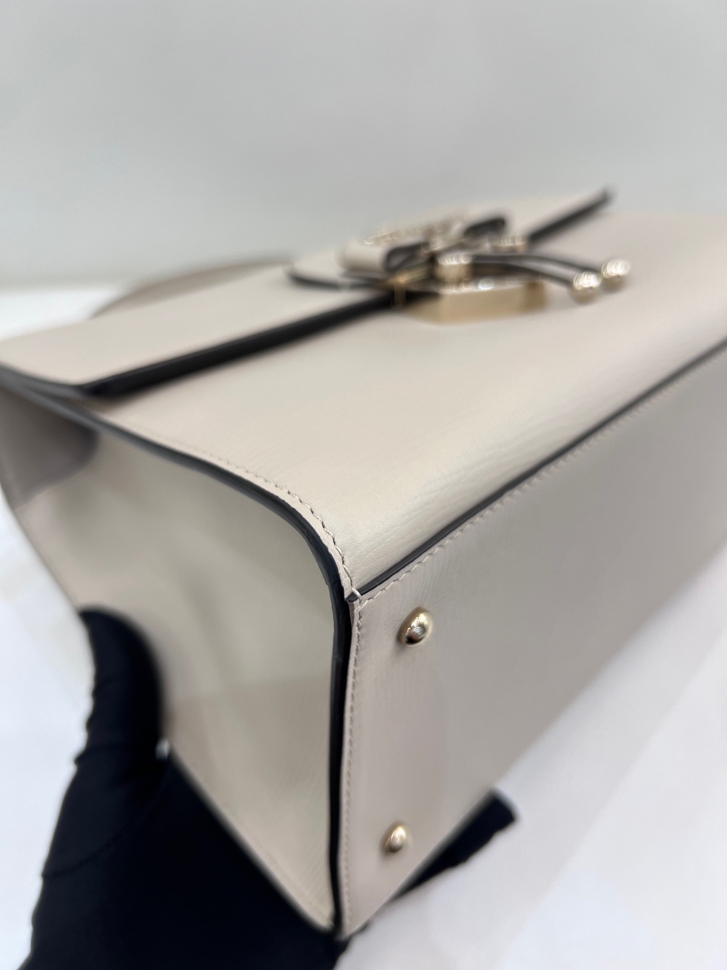 【預訂貨品】閒置新⭐️  Ferragamo Letty系列米白色牛皮斜孭包